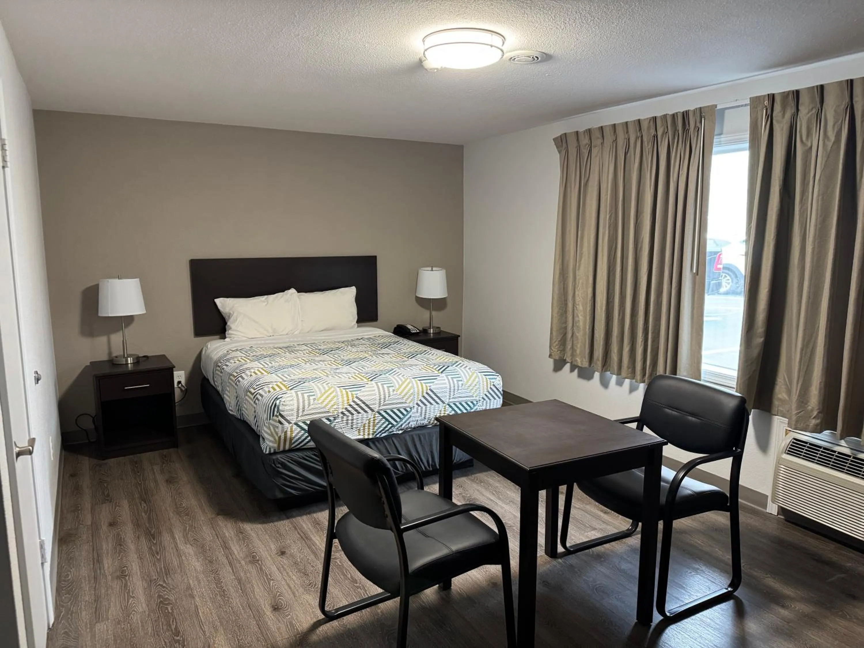 Bedroom, Bed in Econo Lodge Vancouver