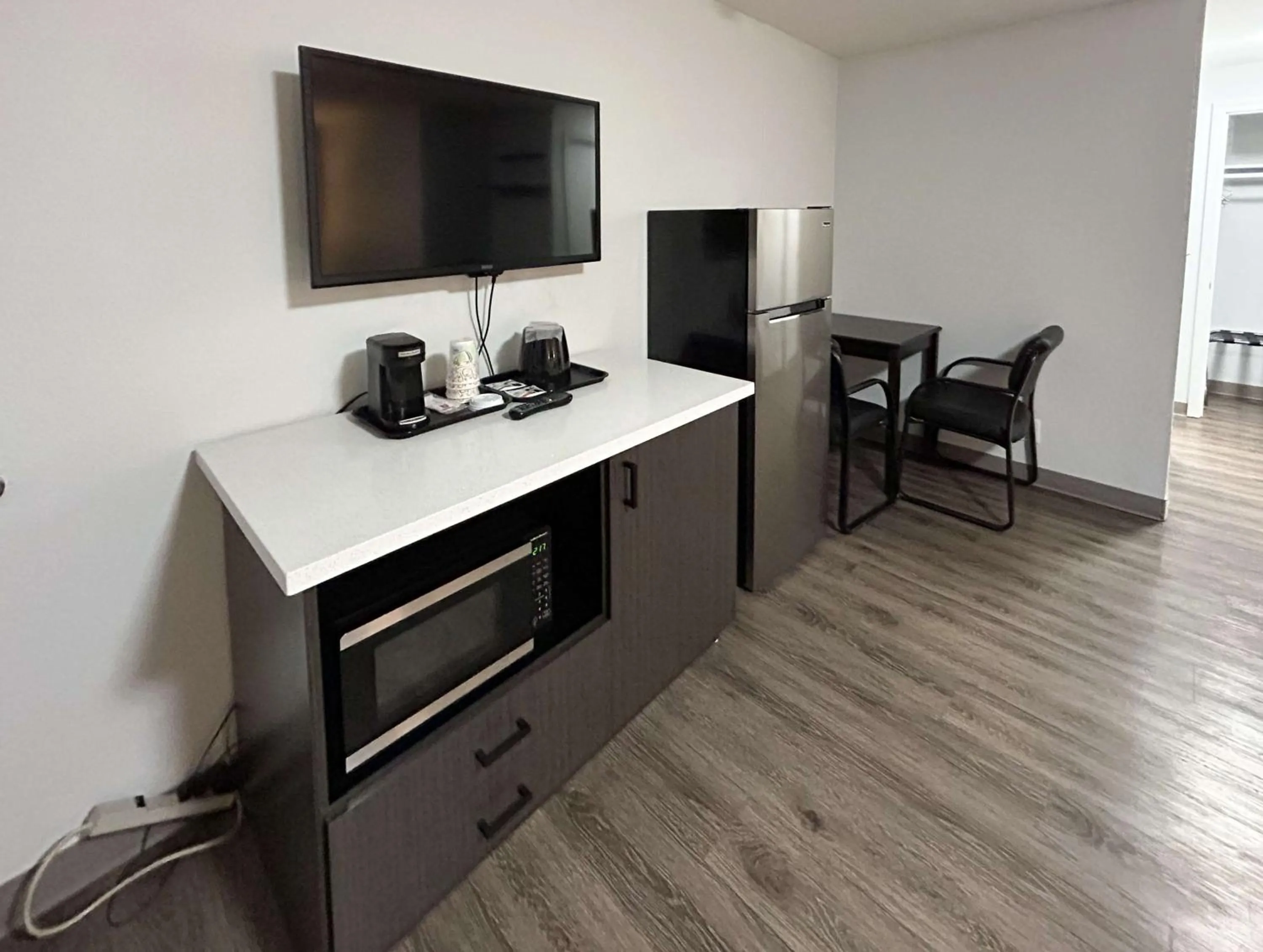 Kitchen or kitchenette in Econo Lodge Vancouver