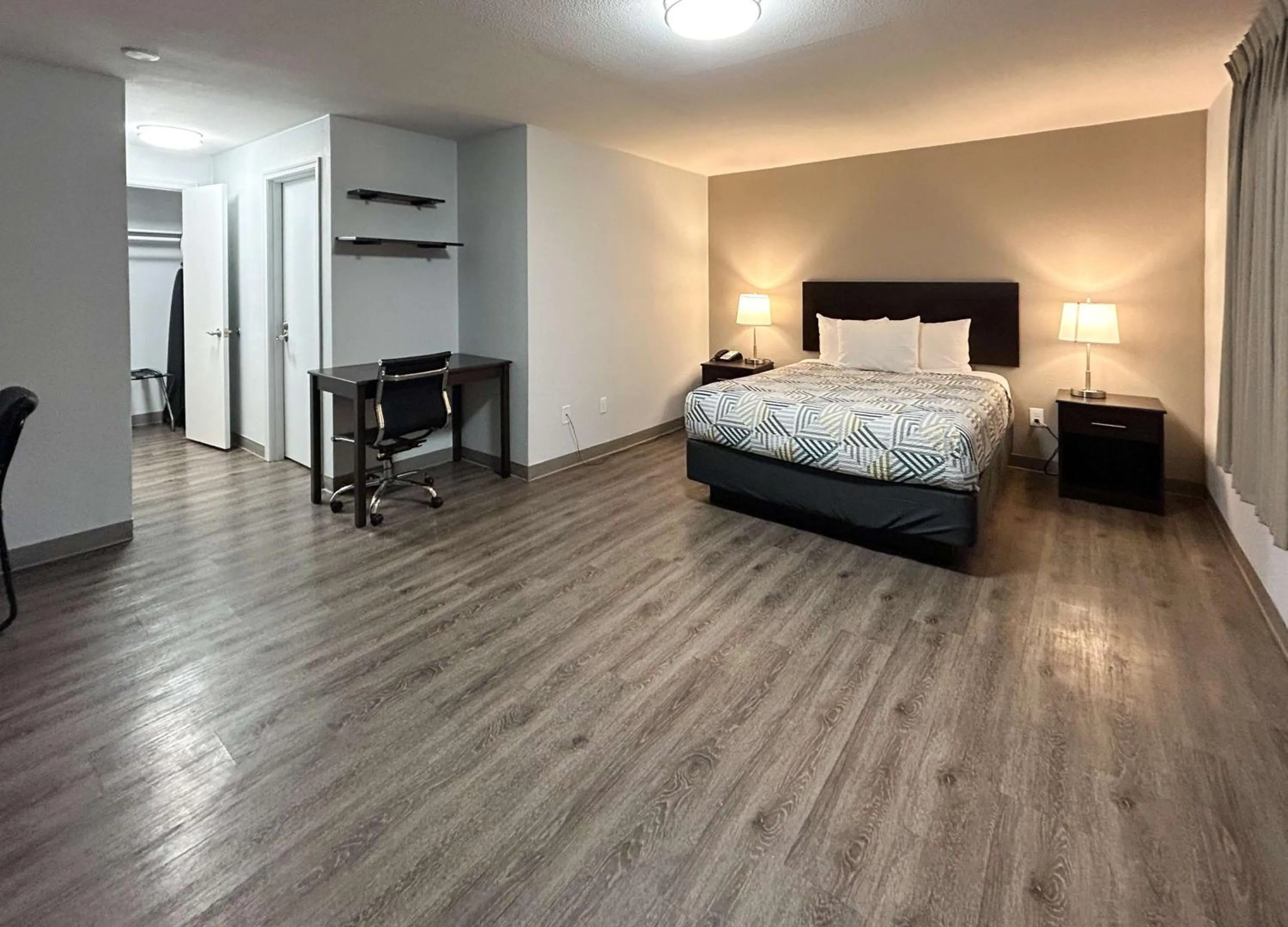 Bedroom, Bed in Econo Lodge Vancouver