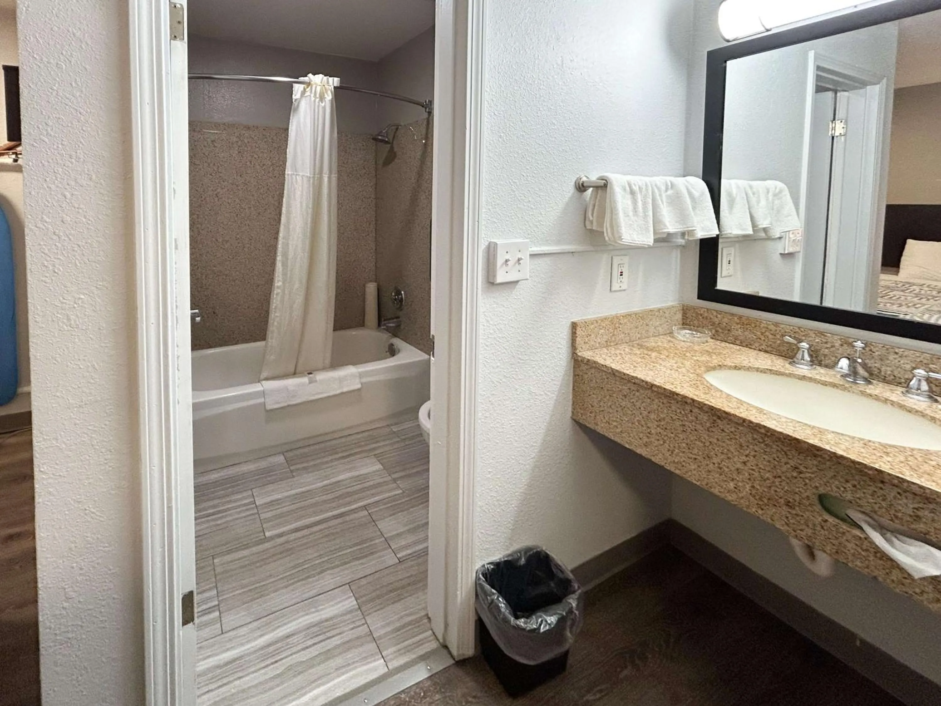 Bathroom in Econo Lodge Vancouver