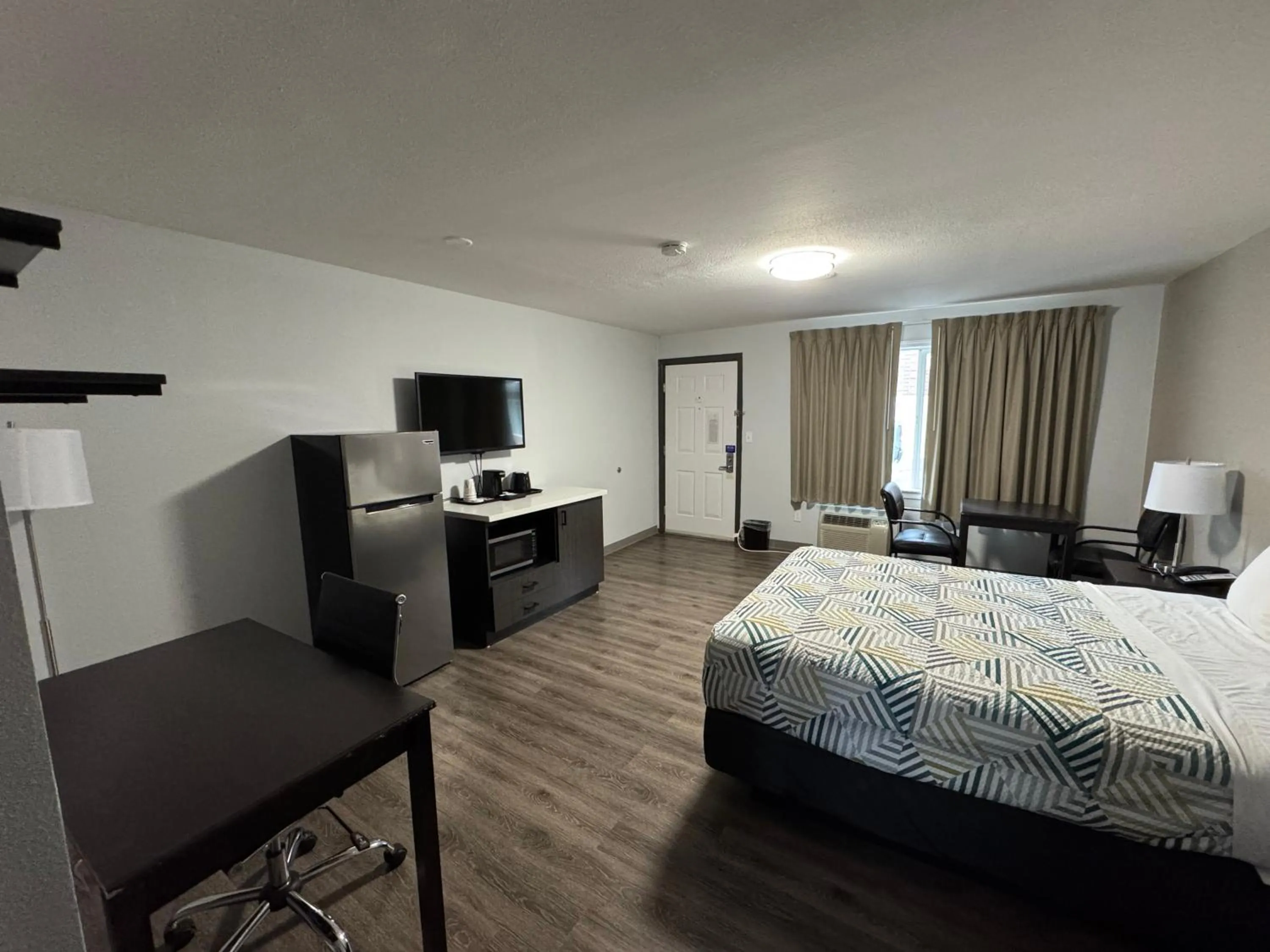 Bedroom, Bed in Econo Lodge Vancouver