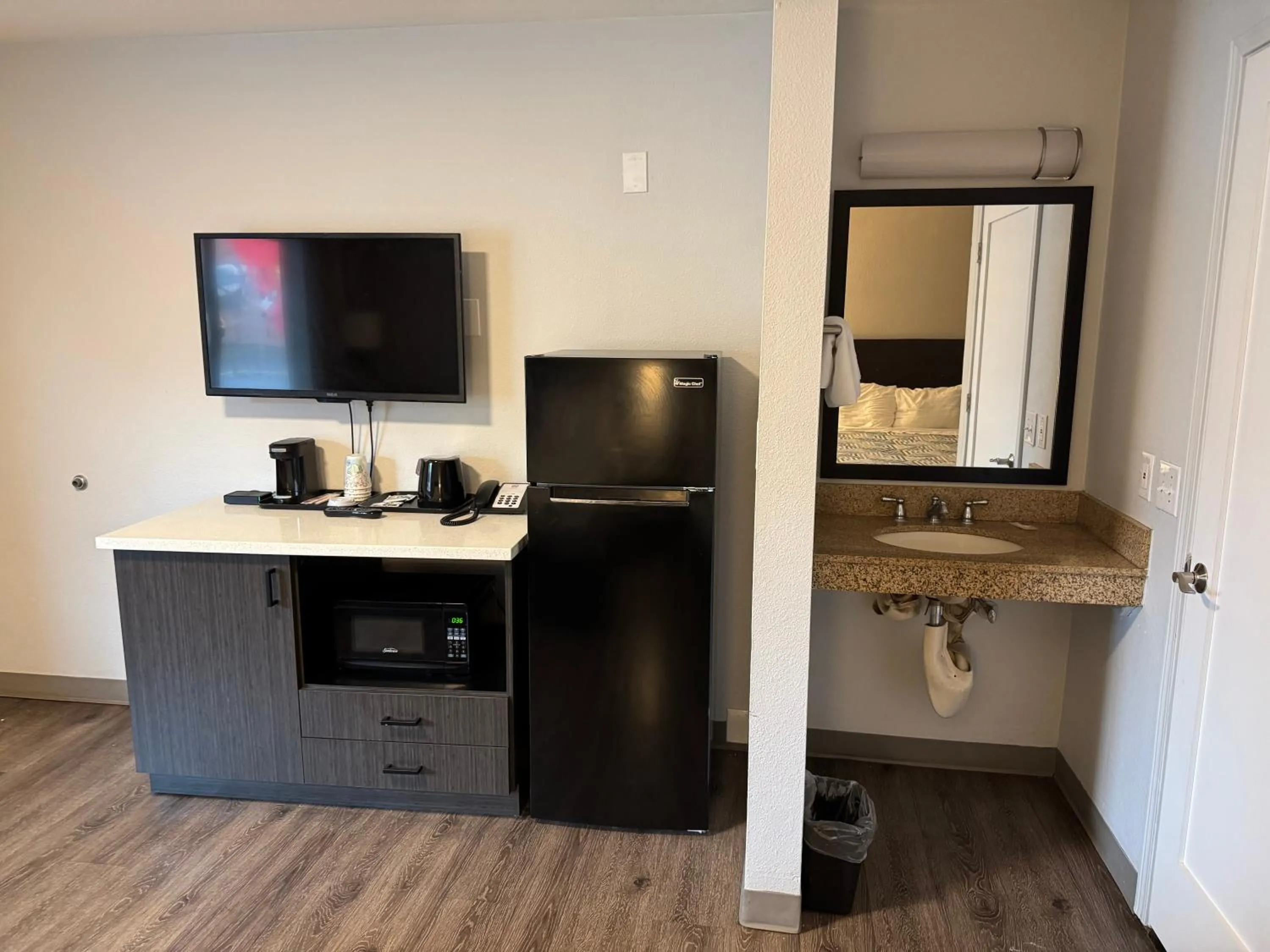 Bedroom in Econo Lodge Vancouver