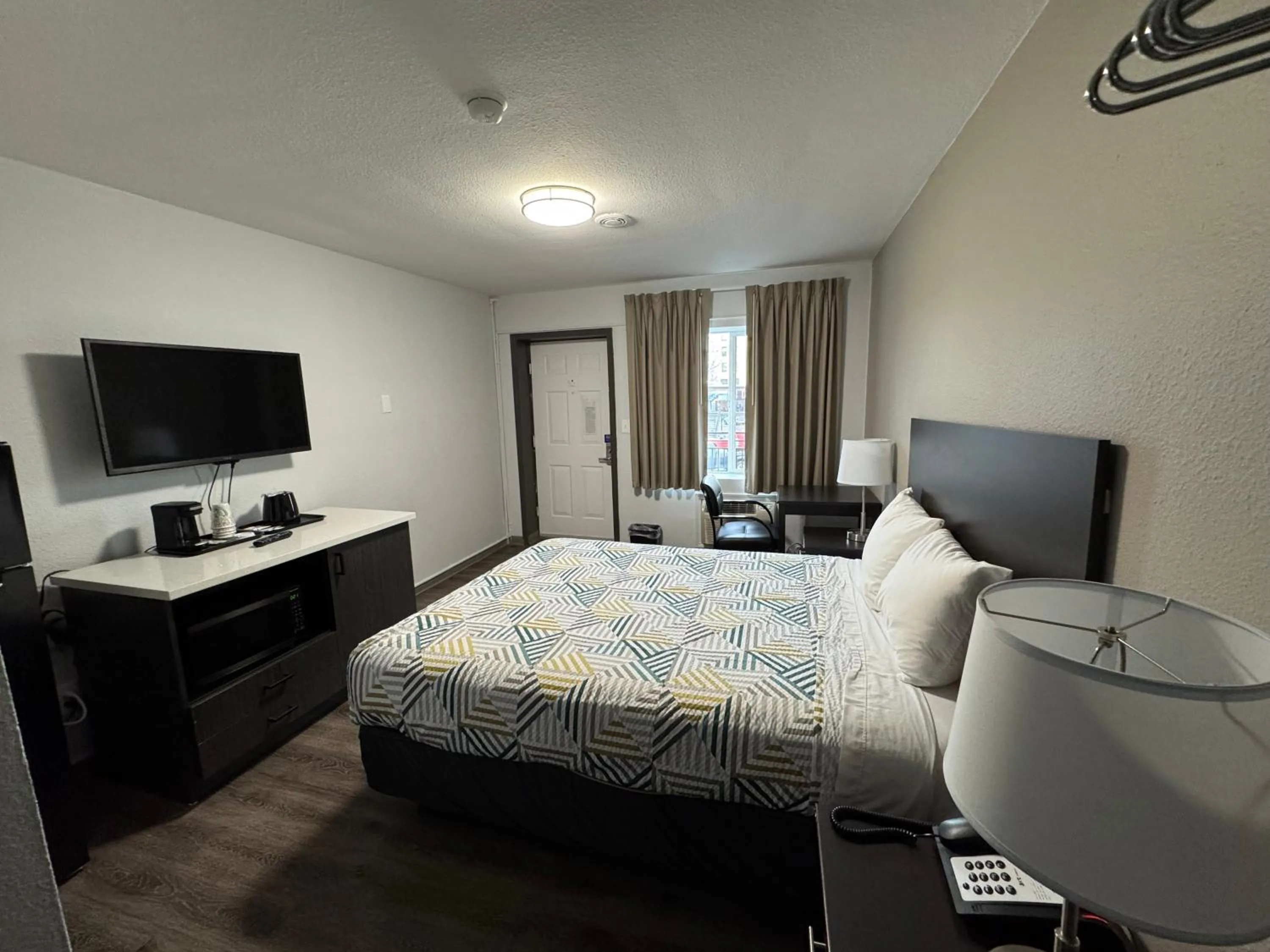 Bedroom, Bed in Econo Lodge Vancouver