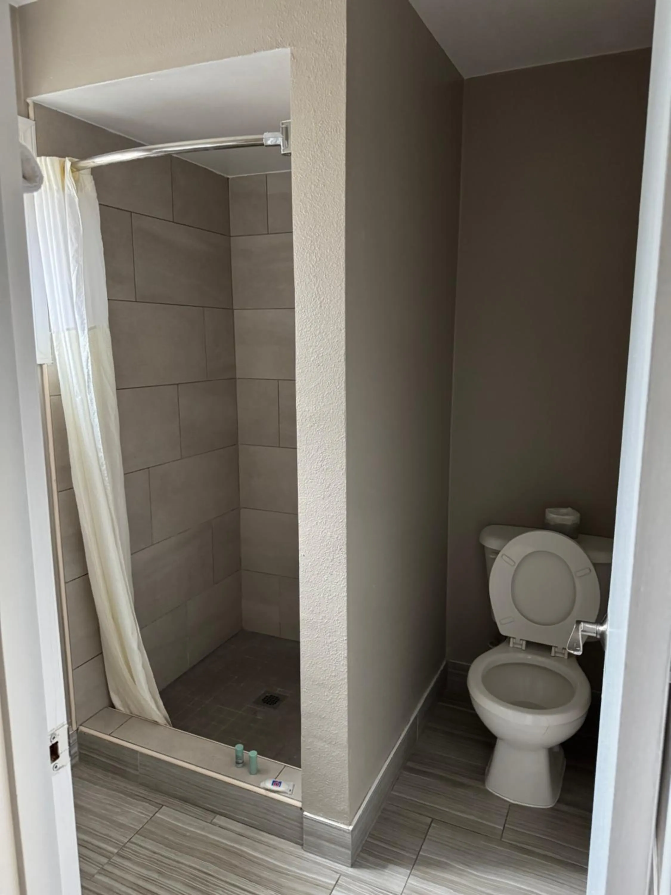 Shower in Econo Lodge Vancouver