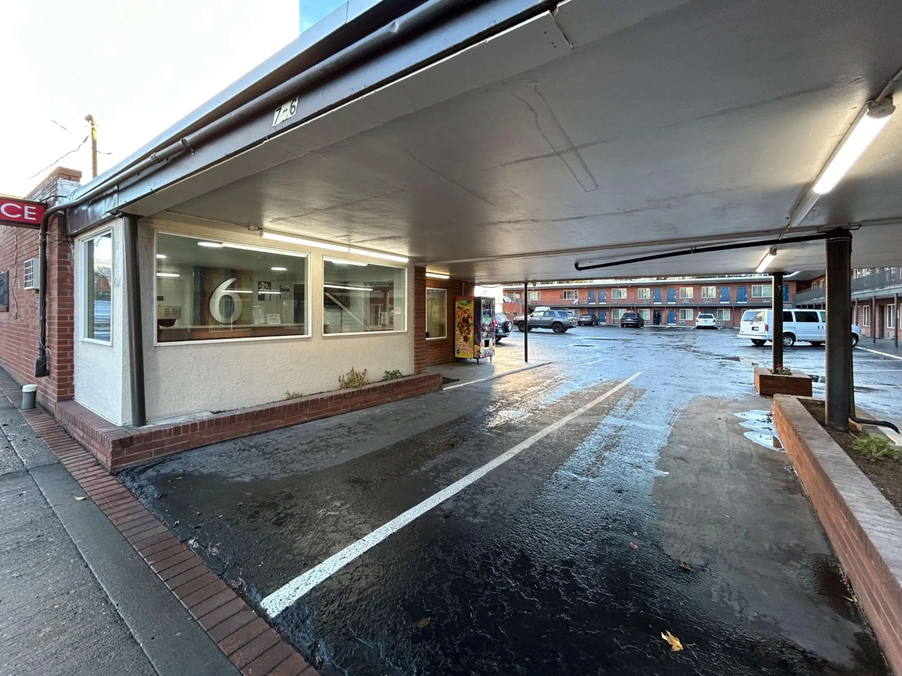 Property building in Econo Lodge Vancouver