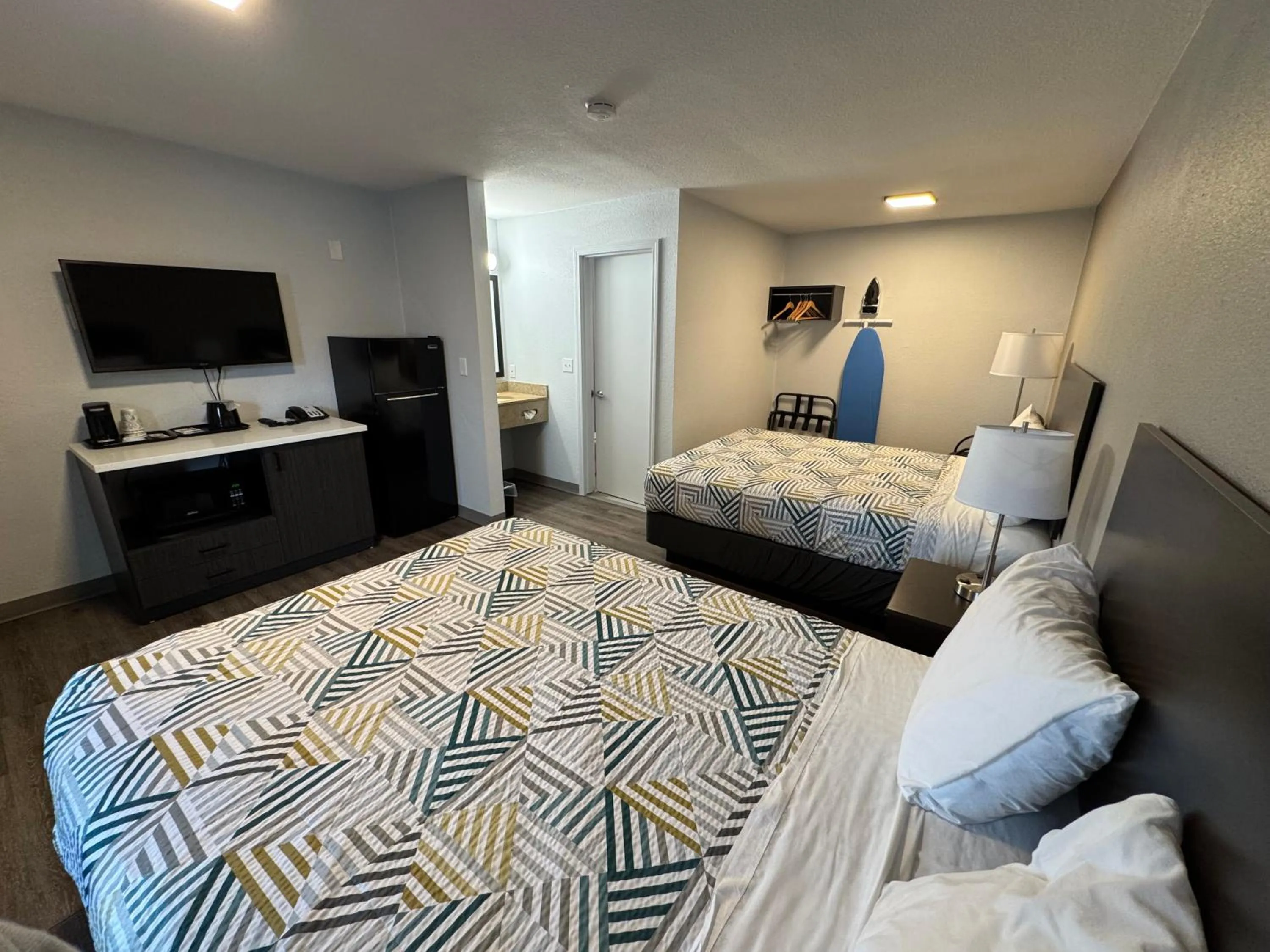 Bedroom, Bed in Econo Lodge Vancouver