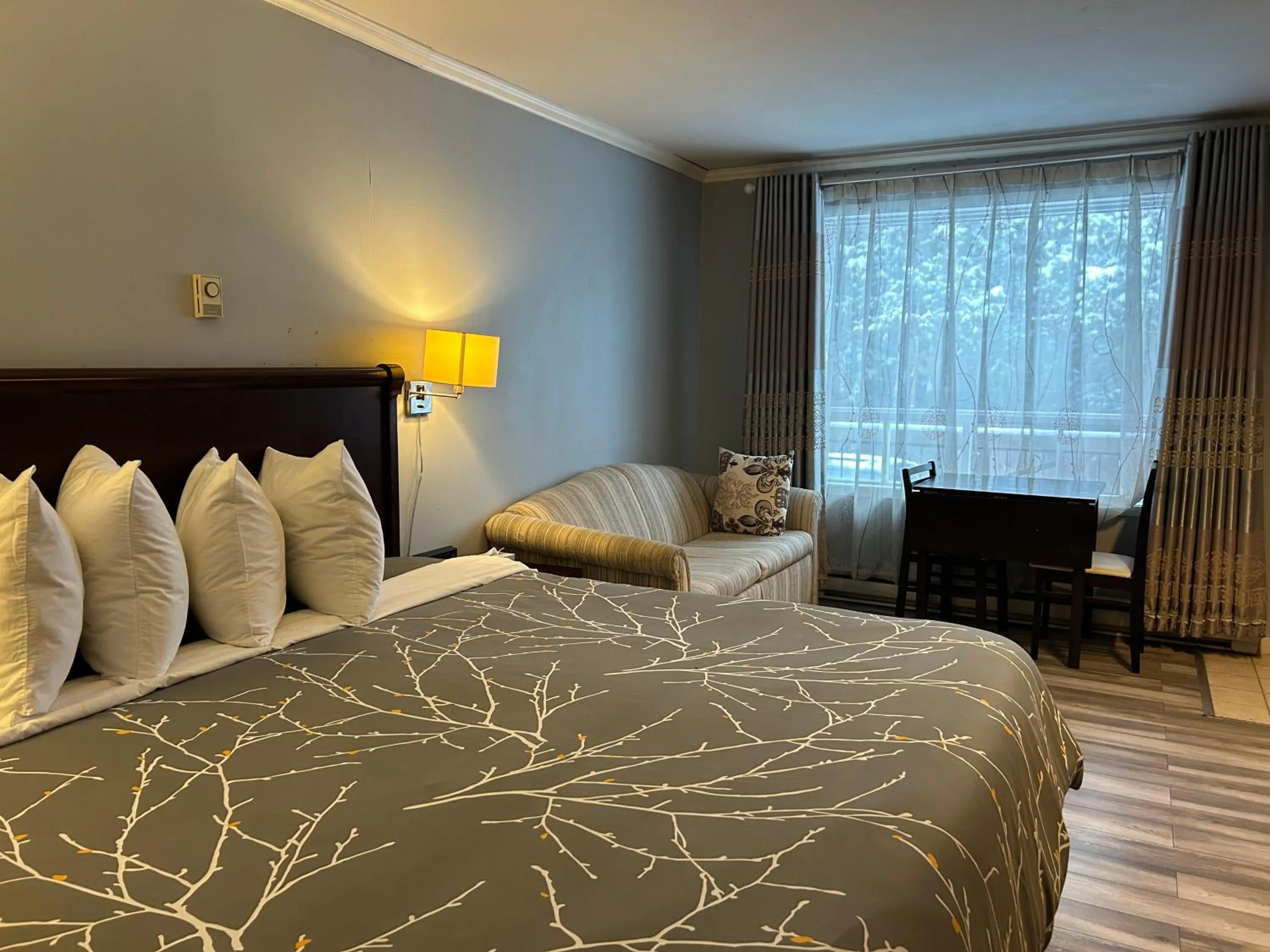 Bed in Motel Chantolac