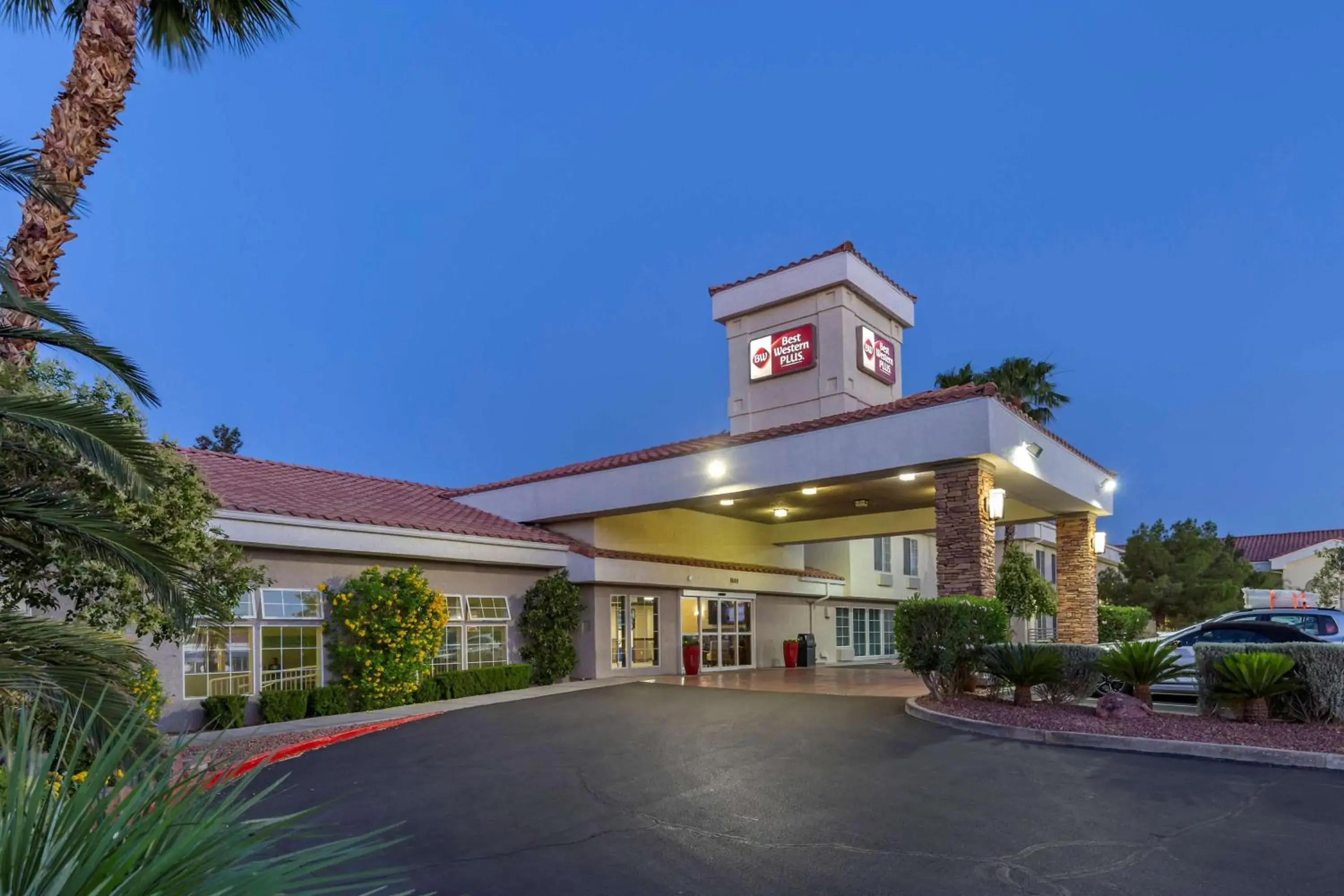 Property building in Best Western Plus Las Vegas West Property building in Best Western Plus Las Vegas West