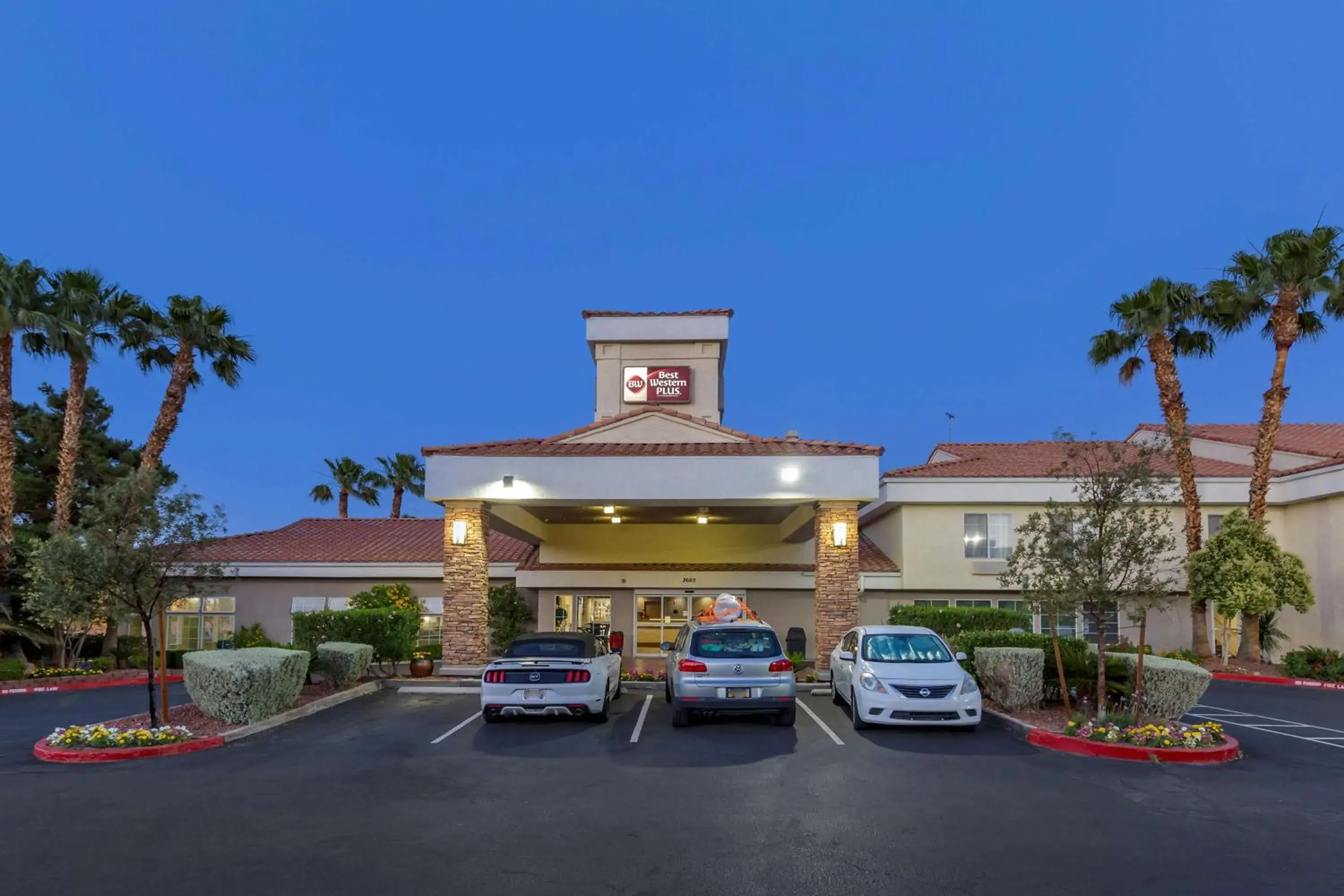Property building in Best Western Plus Las Vegas West Property building in Best Western Plus Las Vegas West