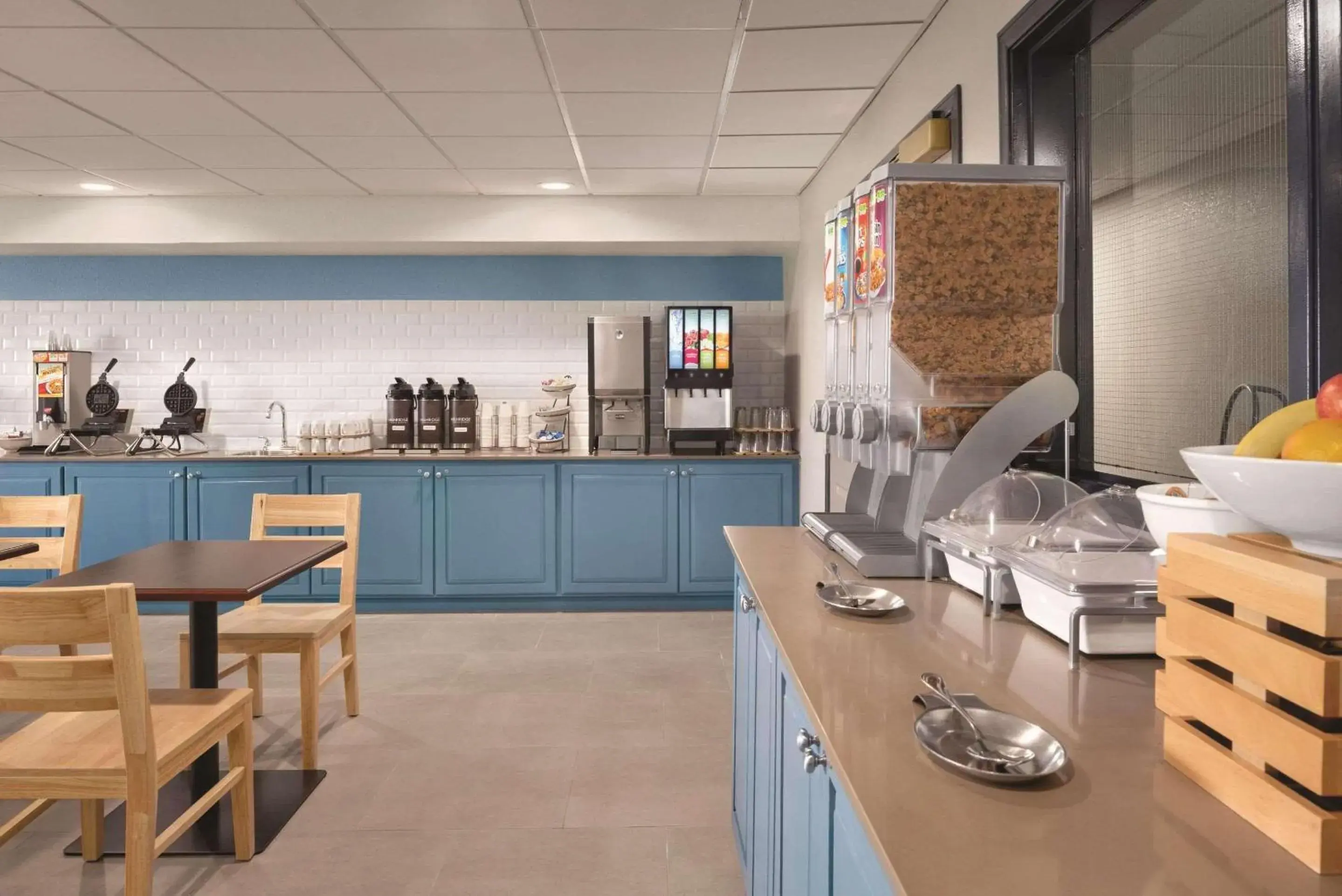 Breakfast in Country Inn & Suites by Radisson, Pella, IA Breakfast in Country Inn & Suites by Radisson, Pella, IA