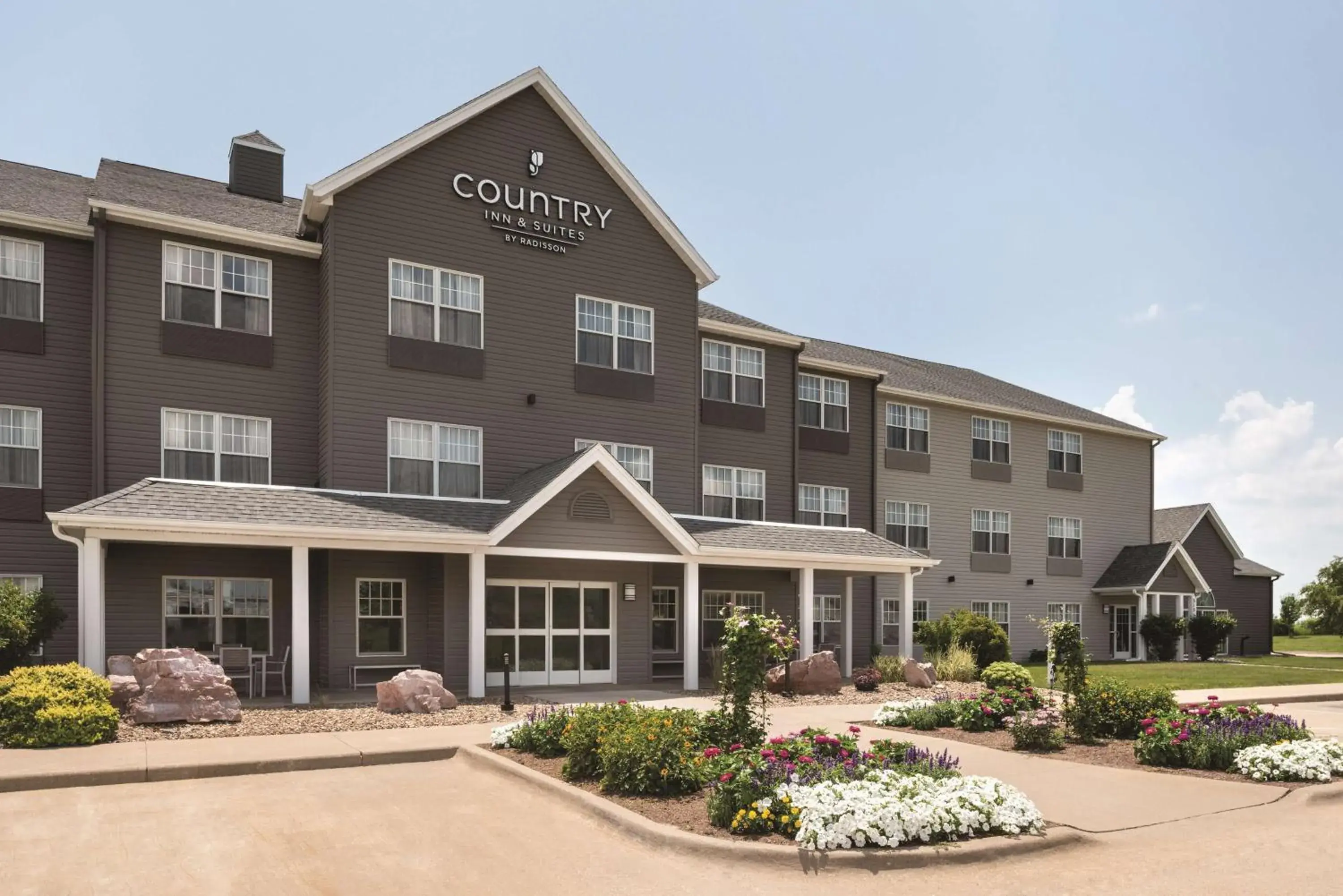 Property building in Country Inn & Suites by Radisson, Pella, IA Property building in Country Inn & Suites by Radisson, Pella, IA