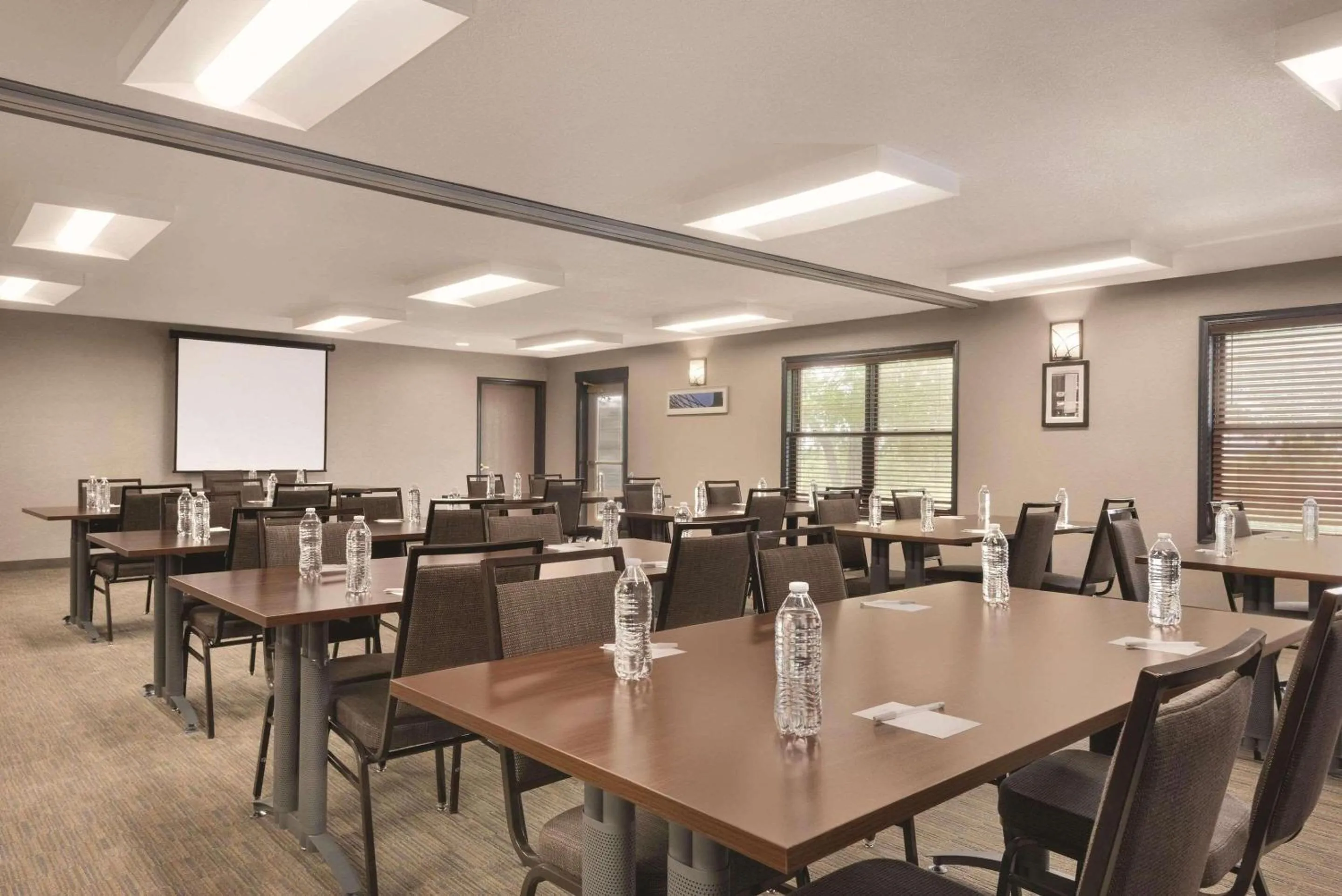 Meeting/conference room in Country Inn & Suites by Radisson, Pella, IA