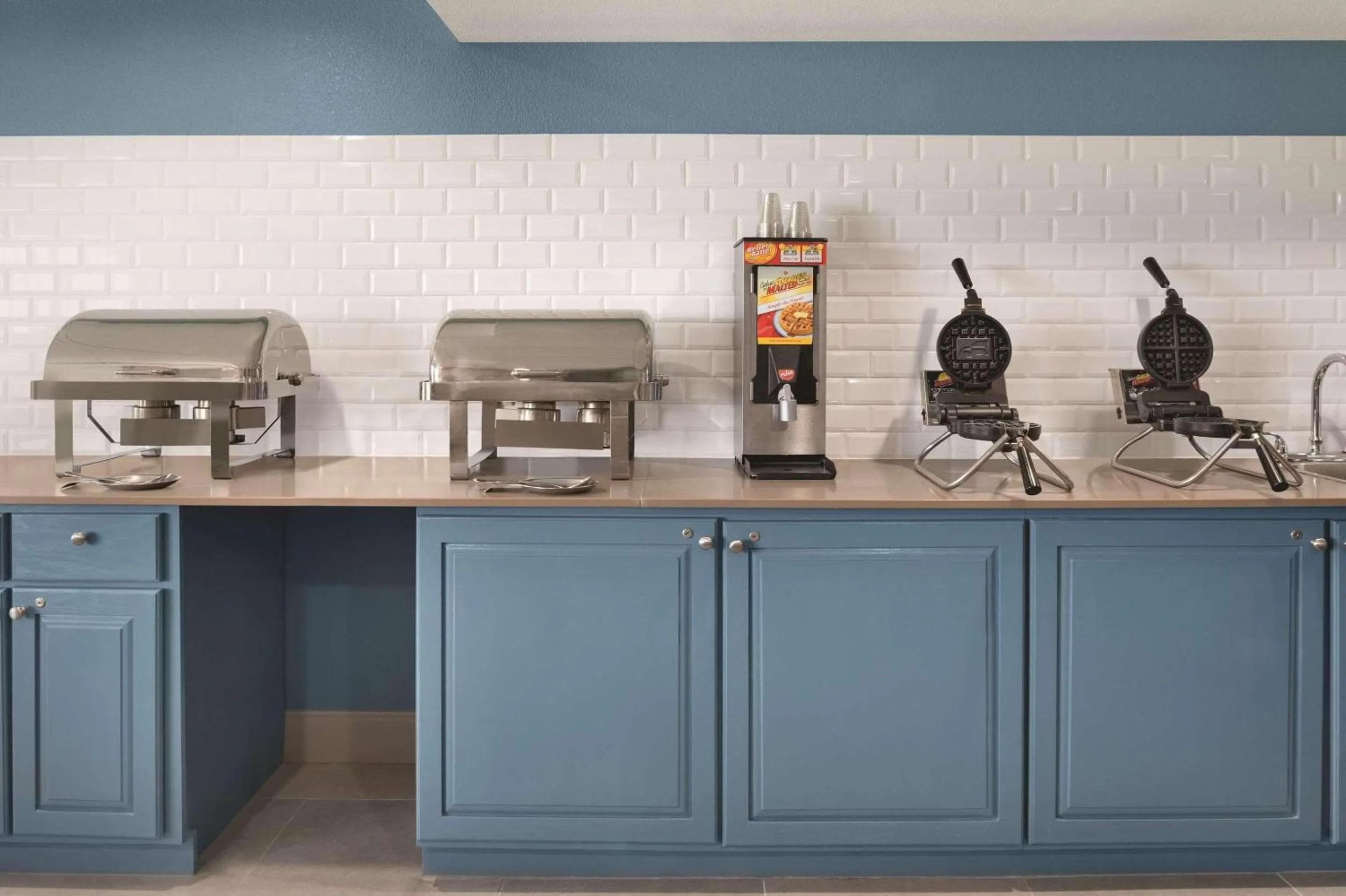 Breakfast in Country Inn & Suites by Radisson, Pella, IA