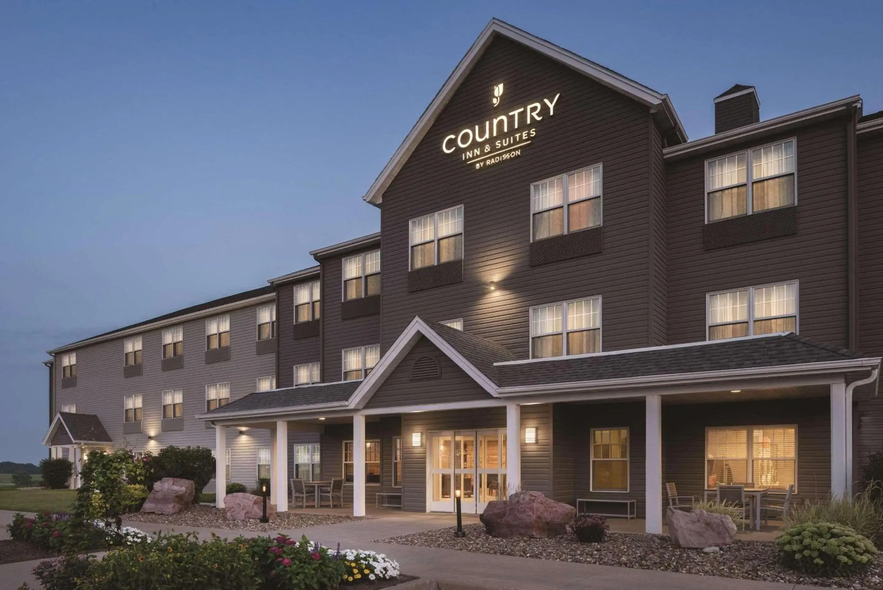 Property building in Country Inn & Suites by Radisson, Pella, IA Property building in Country Inn & Suites by Radisson, Pella, IA