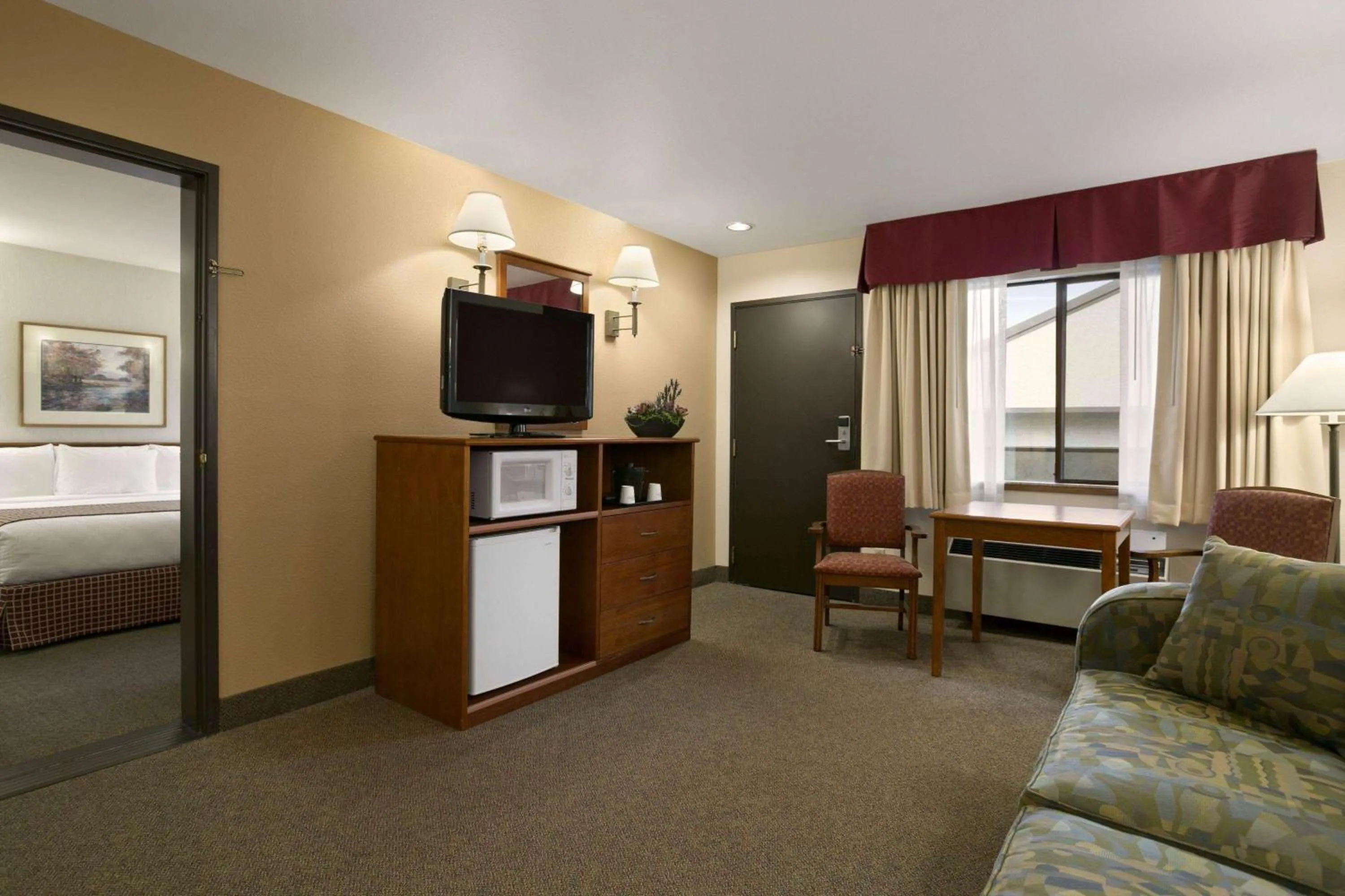 Bed in Baymont by Wyndham Seattle/Kirkland WA