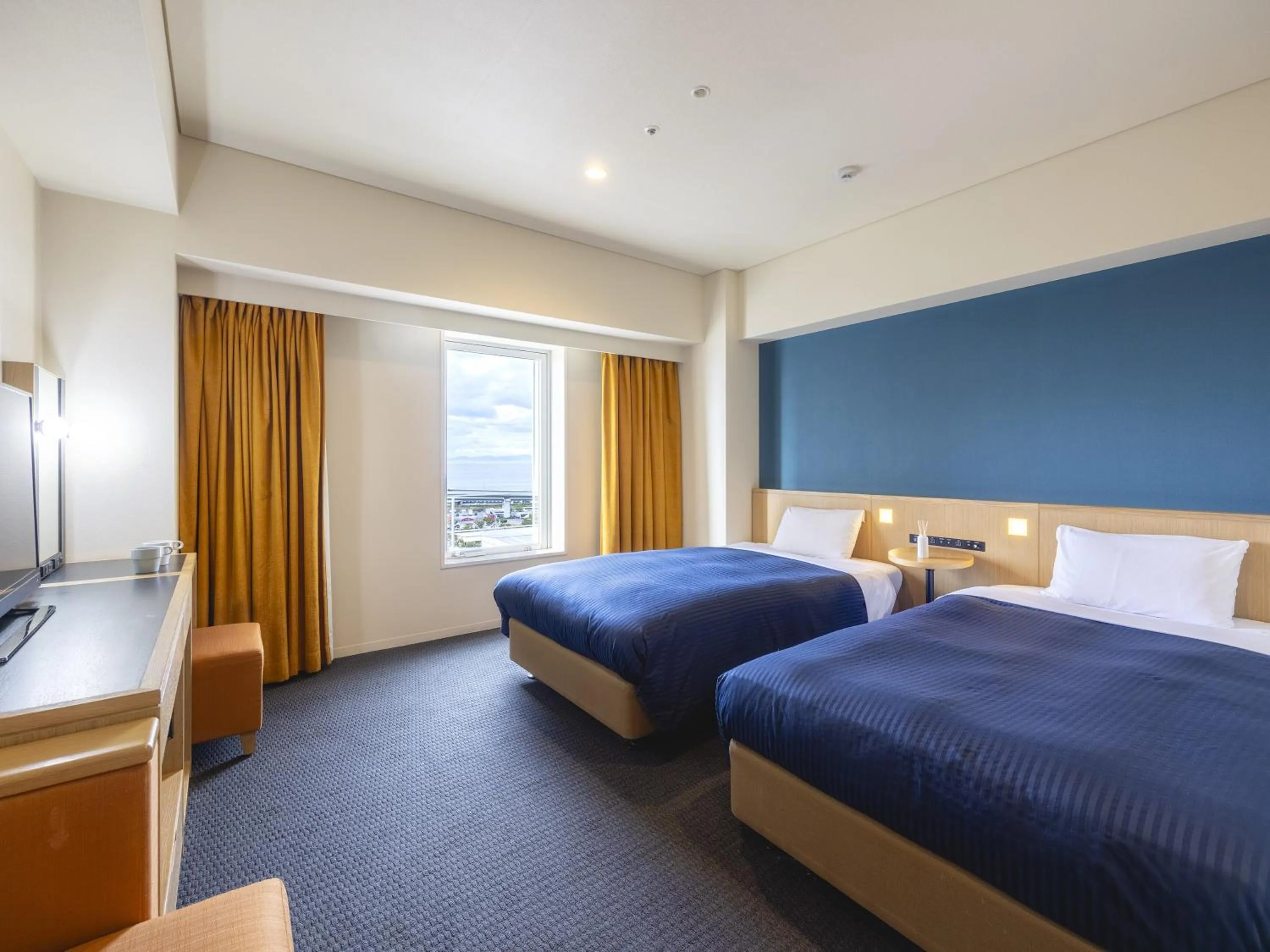 Photo of the whole room, Bed in Kansai Airport Washington Hotel