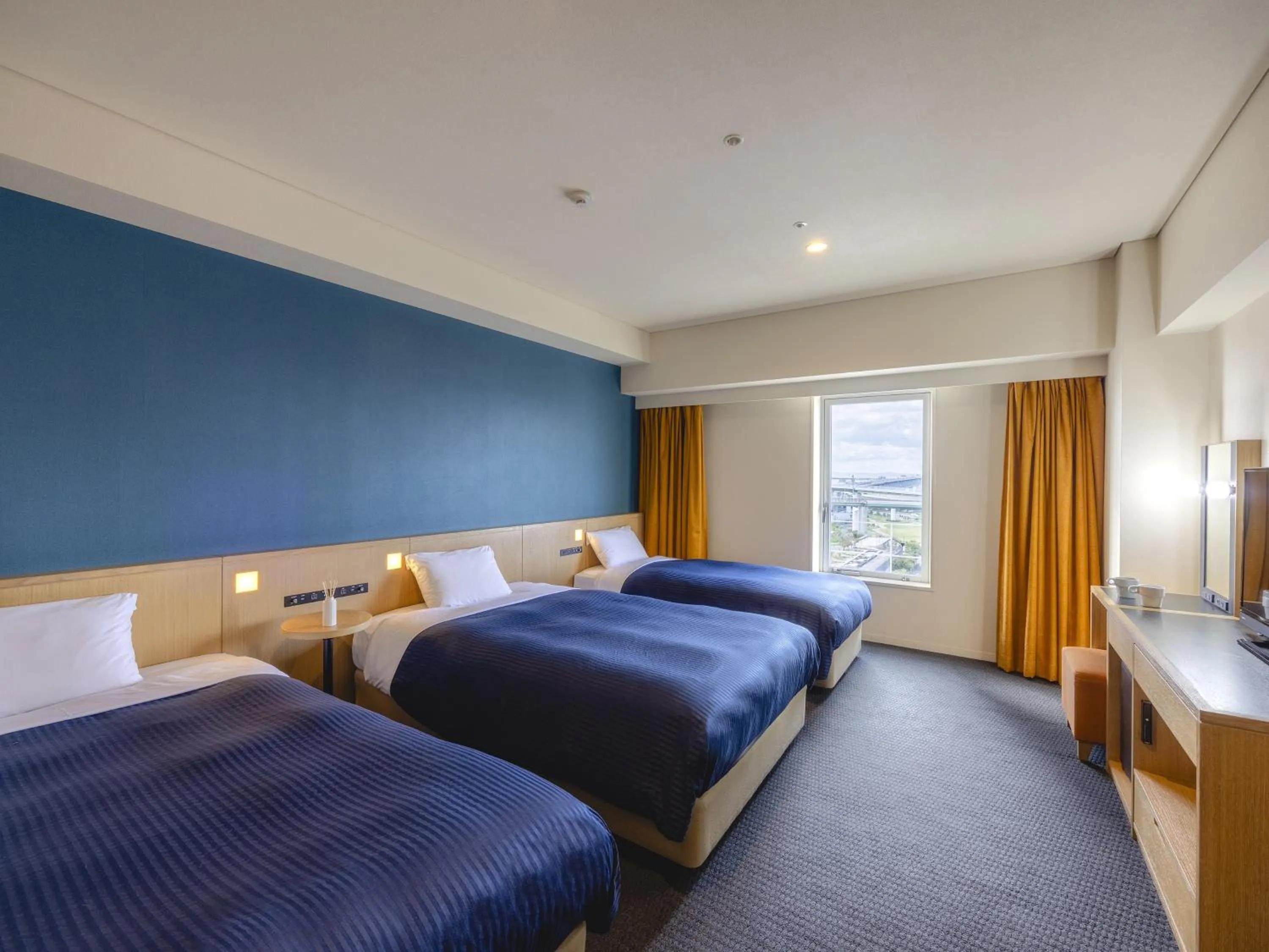 Photo of the whole room, Bed in Kansai Airport Washington Hotel