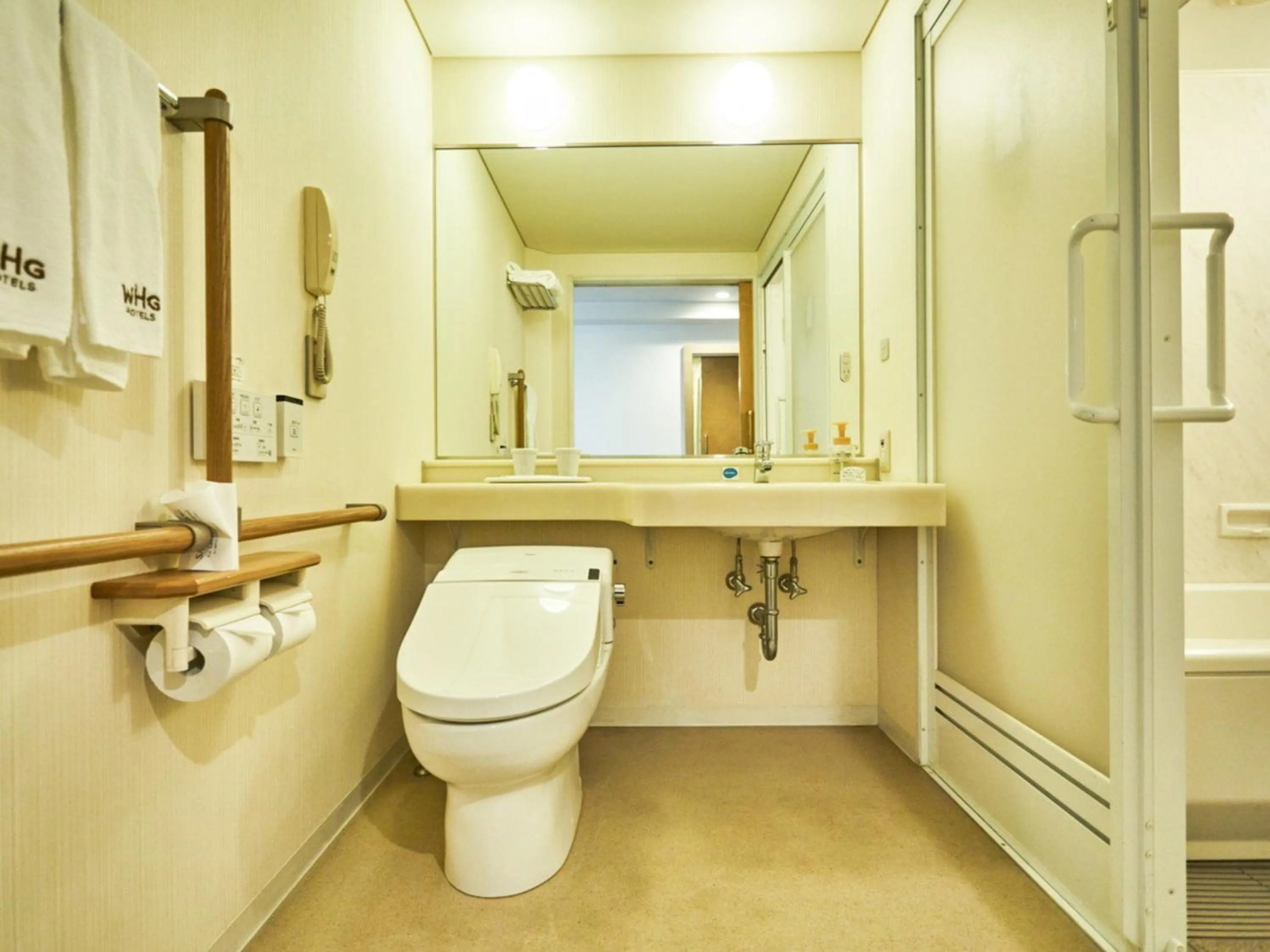 Toilet in Kansai Airport Washington Hotel