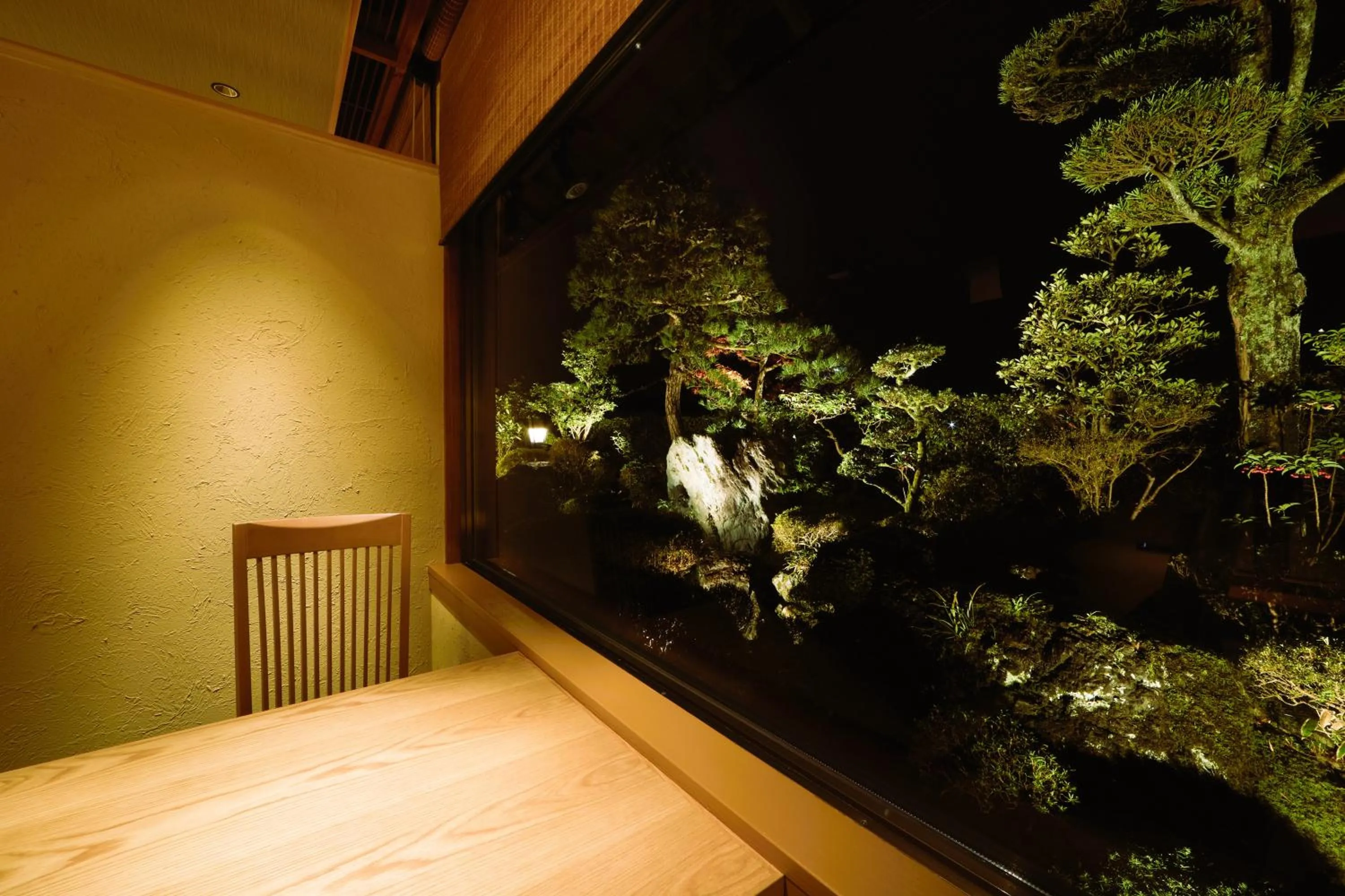 Restaurant/places to eat in Charoku Bekkan