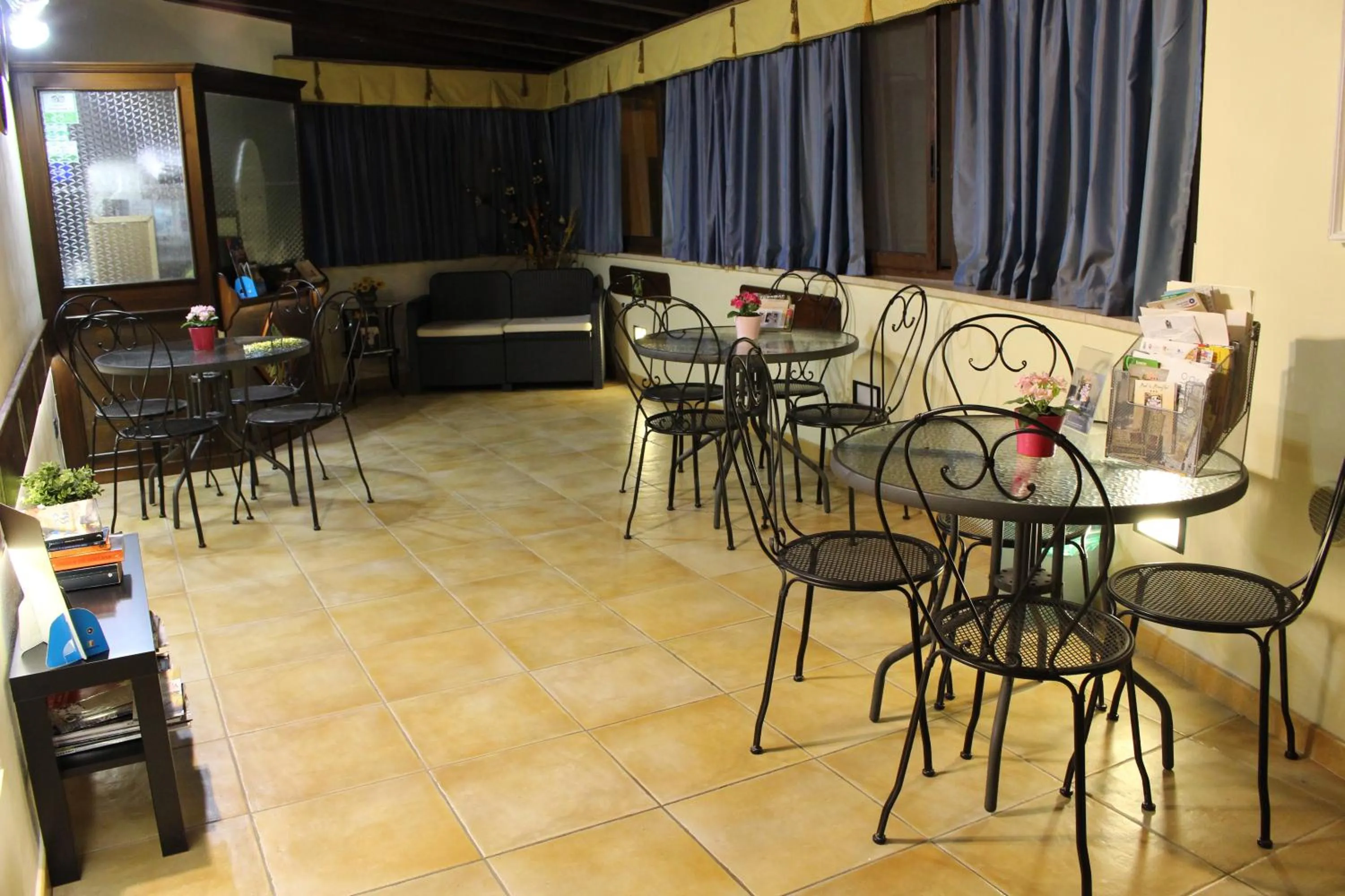 Communal lounge/ TV room in Bed & Breakfasts Conte Perollo