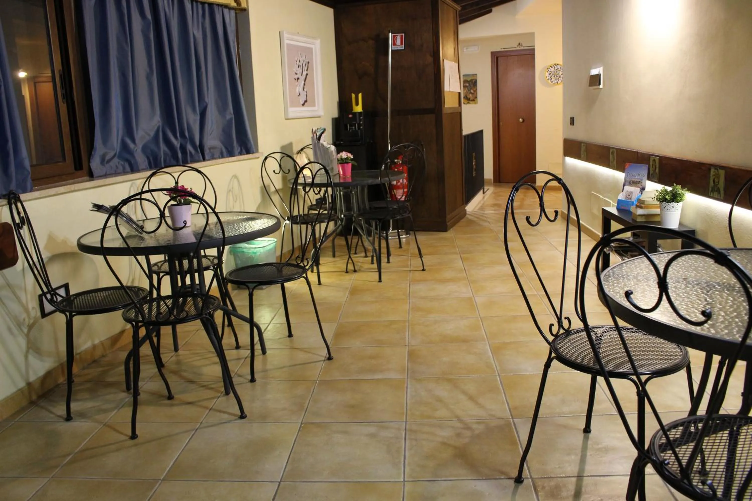 Communal lounge/ TV room in Bed & Breakfasts Conte Perollo