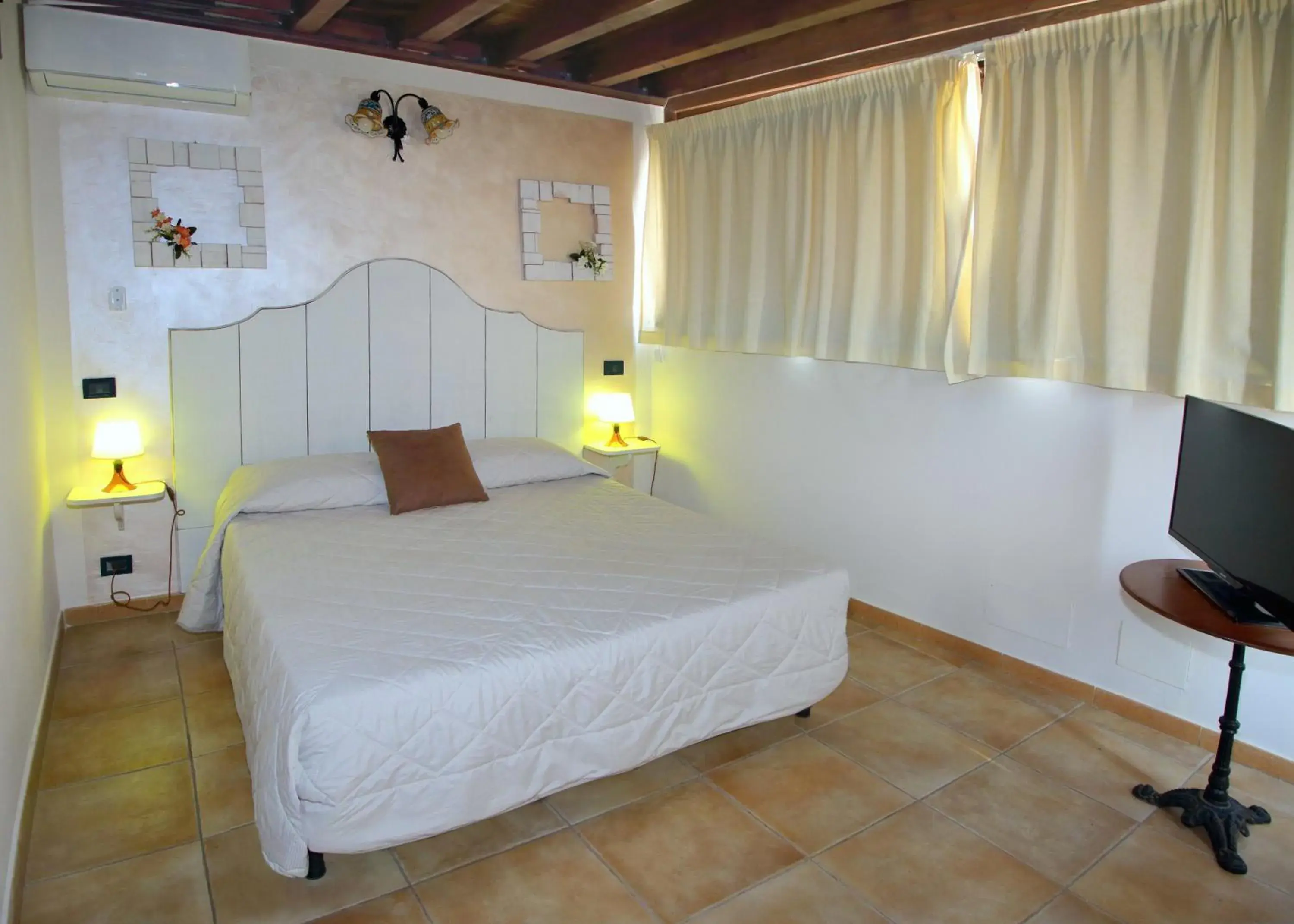 Double Room in Bed & Breakfasts Conte Perollo Double Room in Bed & Breakfasts Conte Perollo