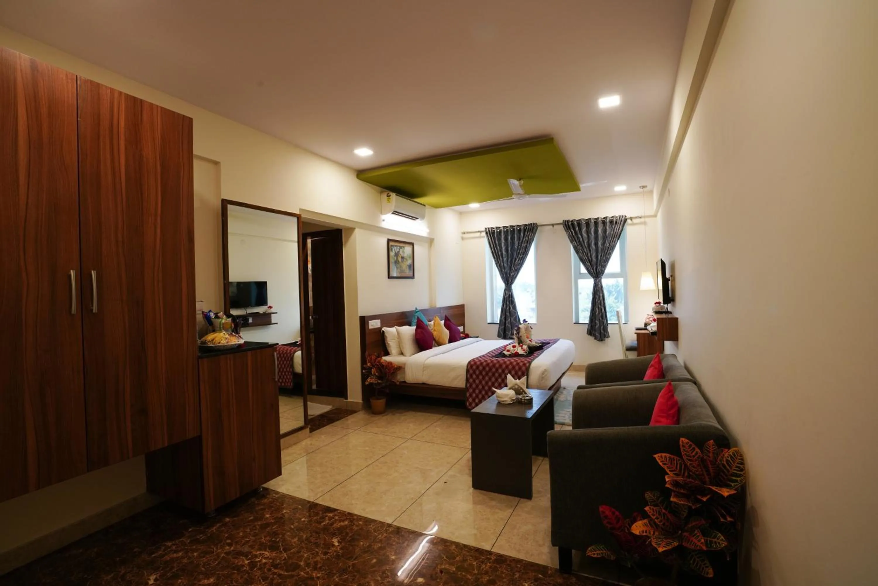 TV and multimedia, Bed in Silicon Inn Hotel Bangalore Airport