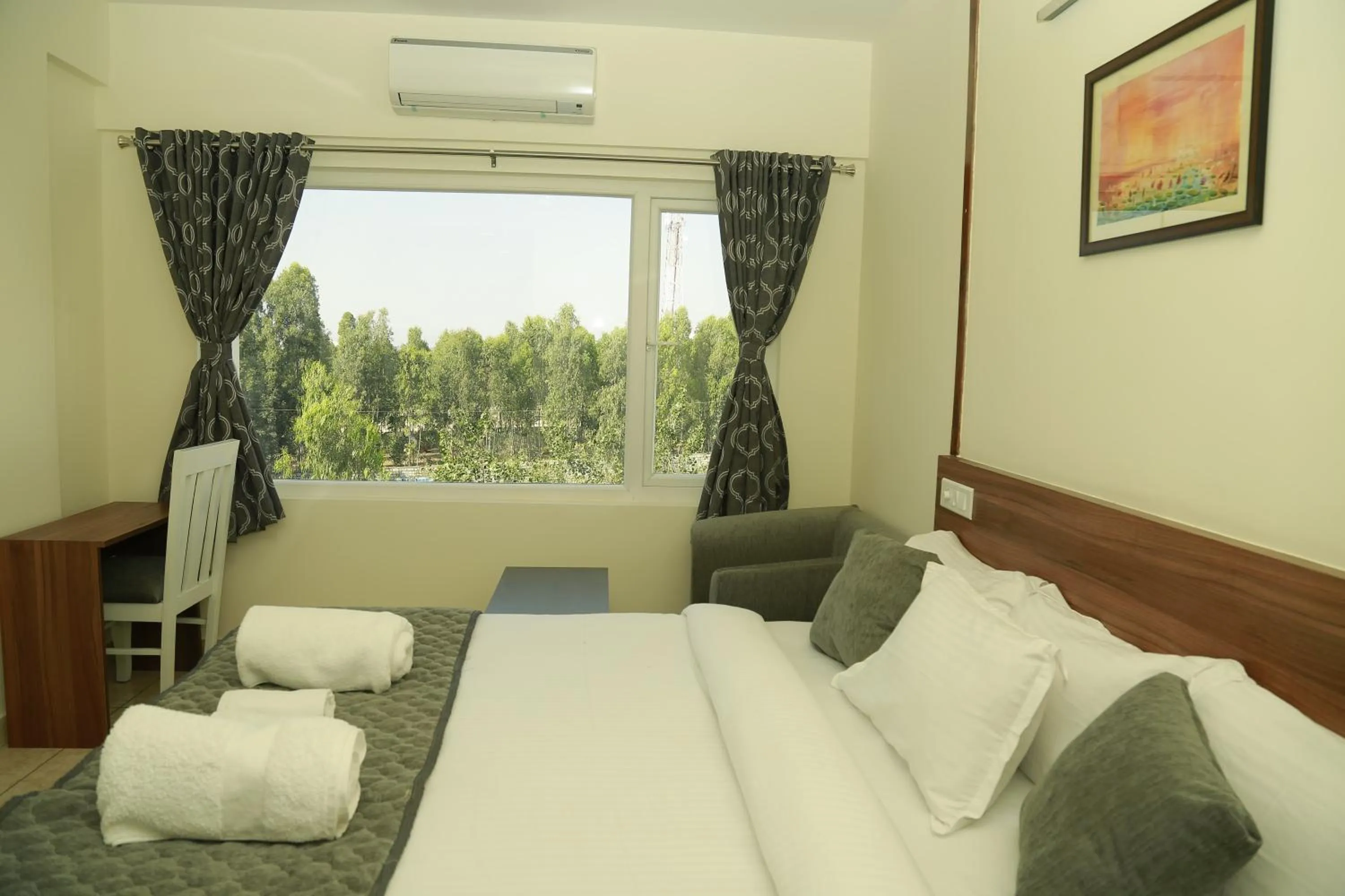 Street view, Bed in Silicon Inn Hotel Bangalore Airport