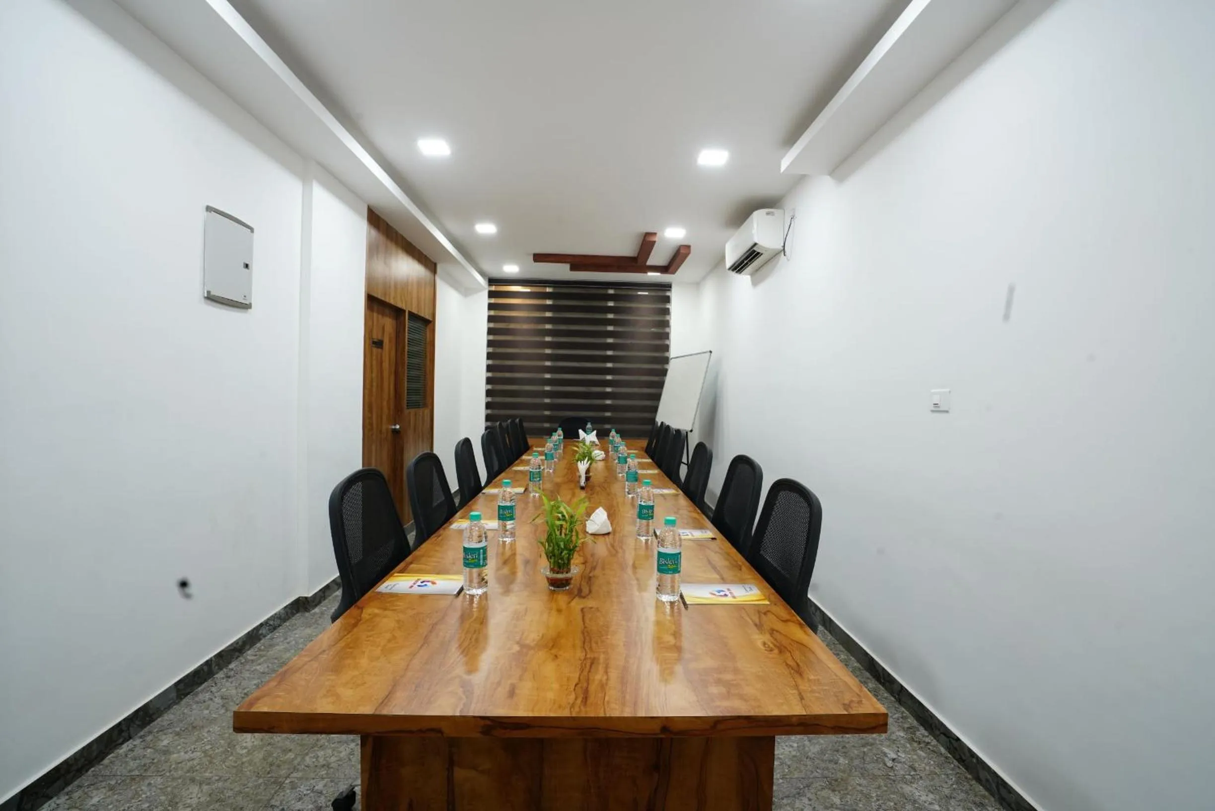 Meeting/conference room in Silicon Inn Hotel Bangalore Airport