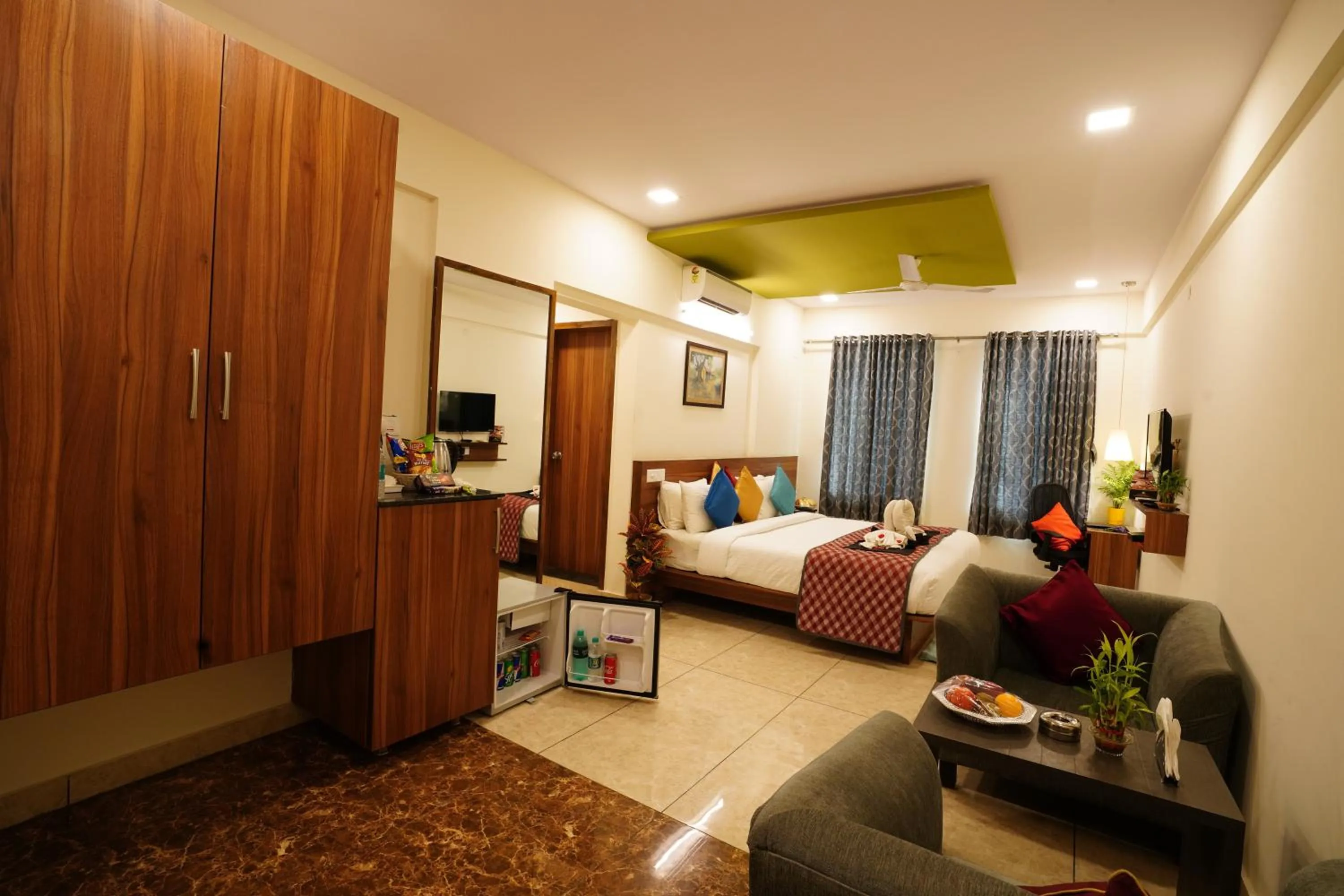 Photo of the whole room, Bed in Silicon Inn Hotel Bangalore Airport