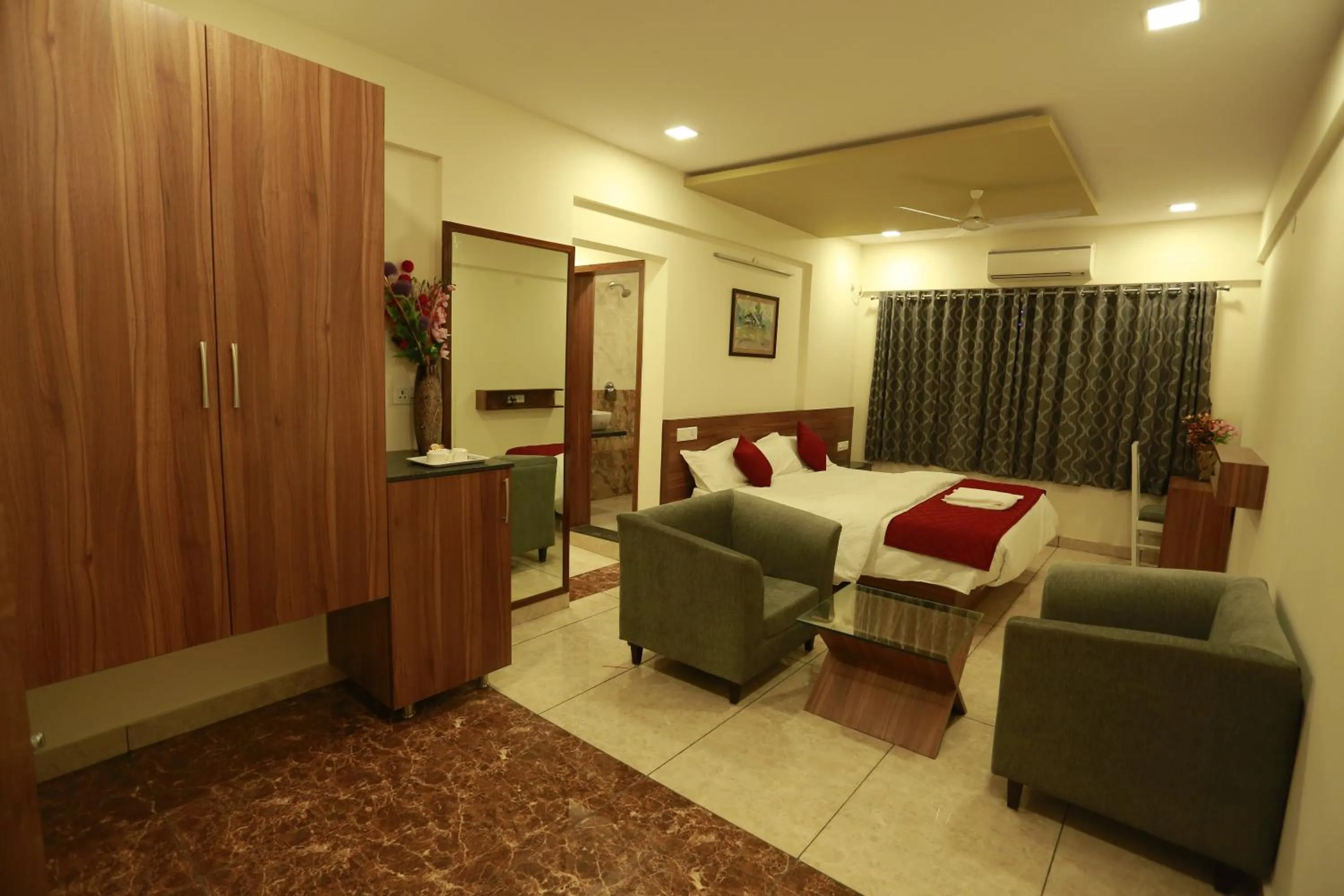 Living room, Bed in Silicon Inn Hotel Bangalore Airport