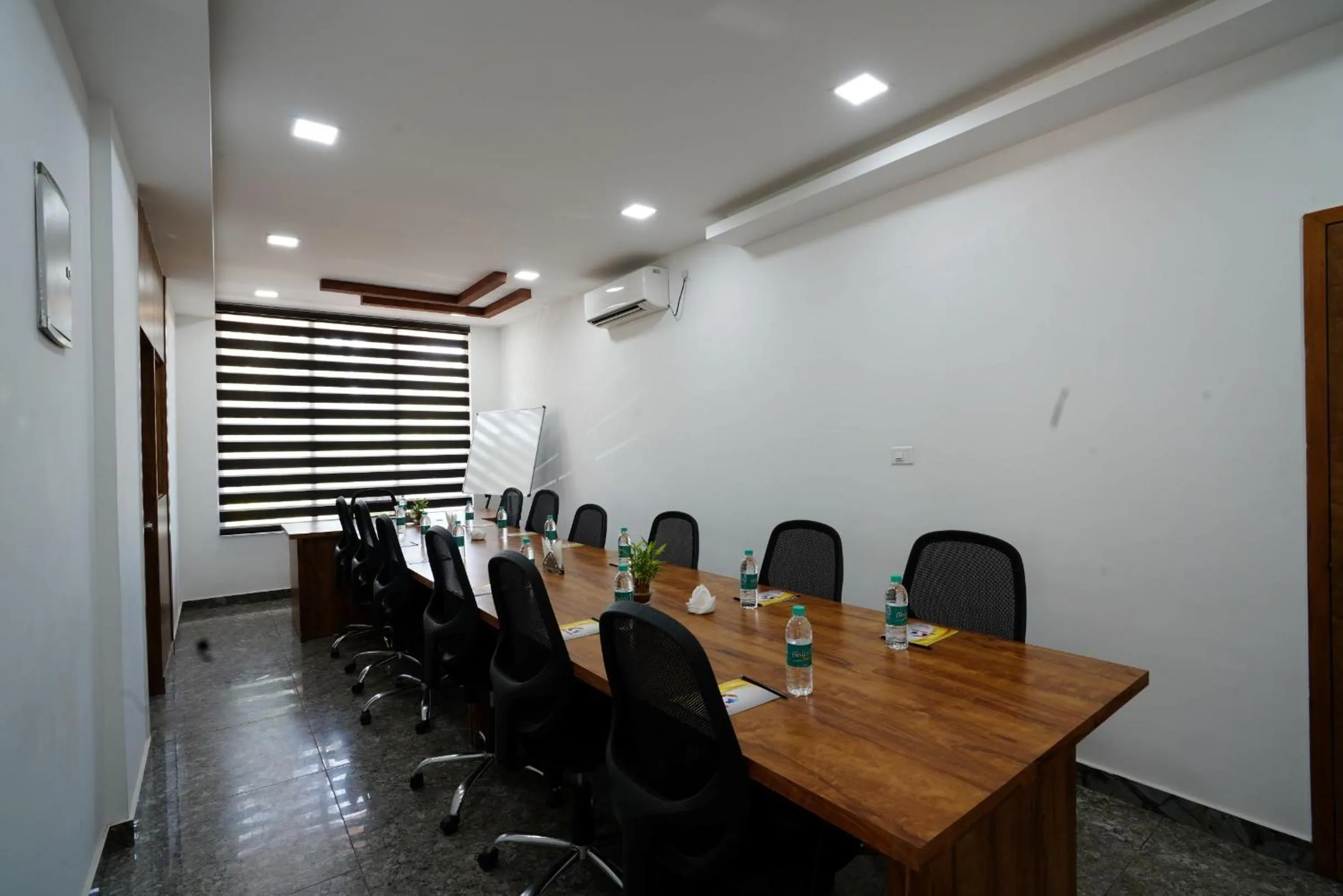 Meeting/conference room in Silicon Inn Hotel Bangalore Airport