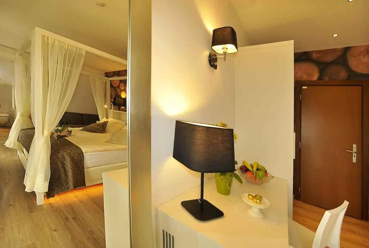 Decorative detail, Bed in Hotel Florida