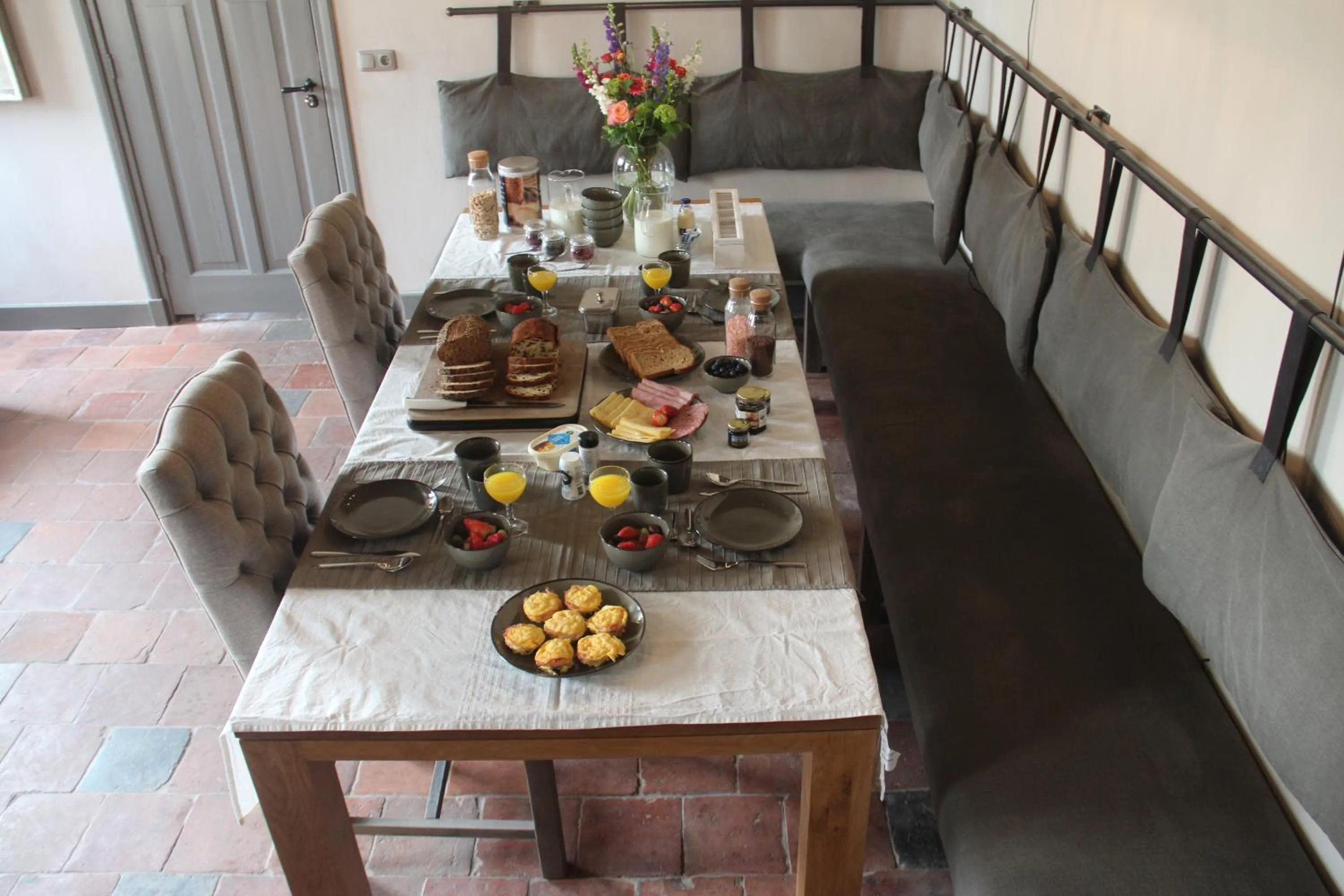 Communal lounge/ TV room in B&B De Meidoornhof