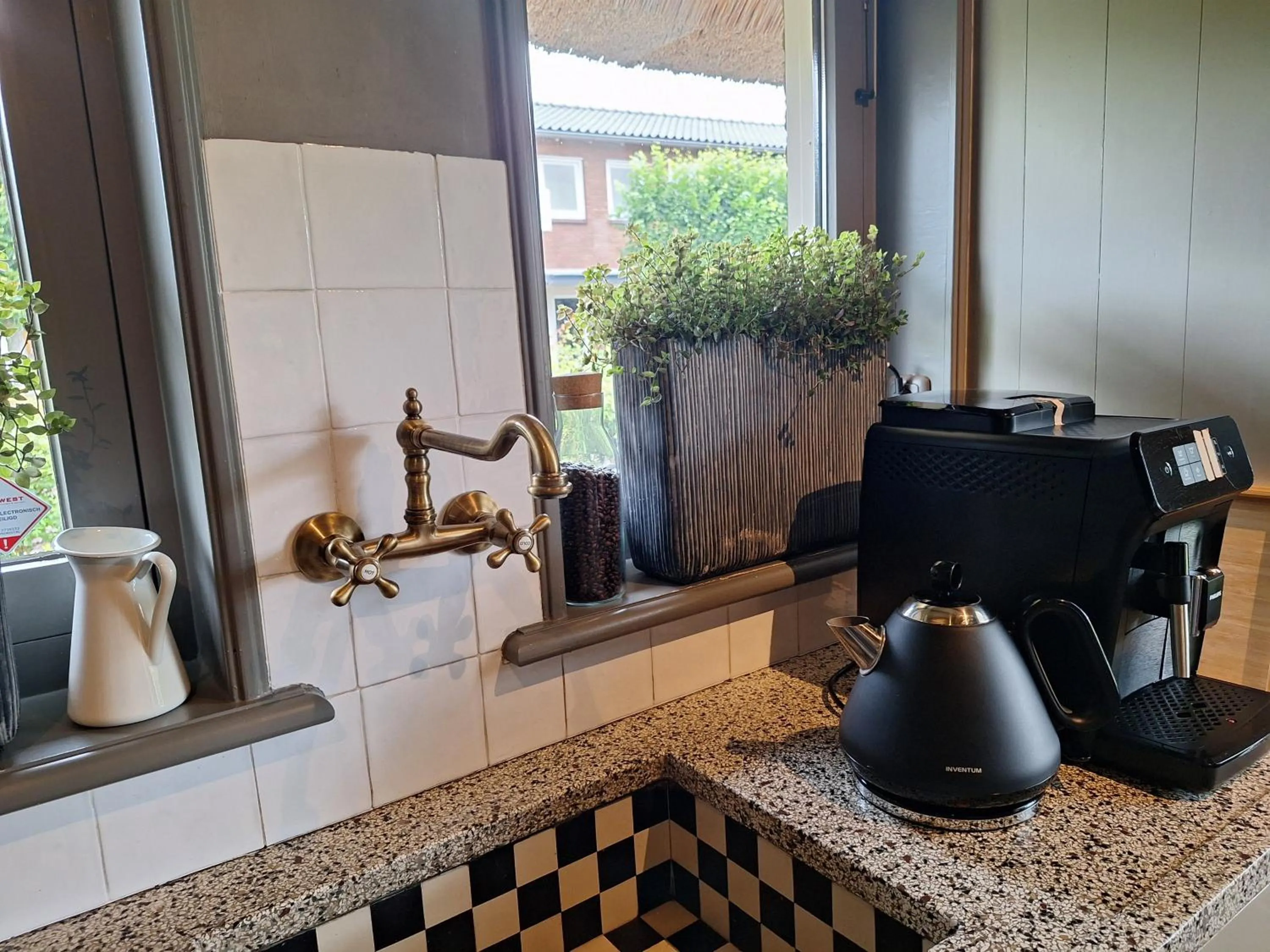 Kitchen or kitchenette in B&B De Meidoornhof