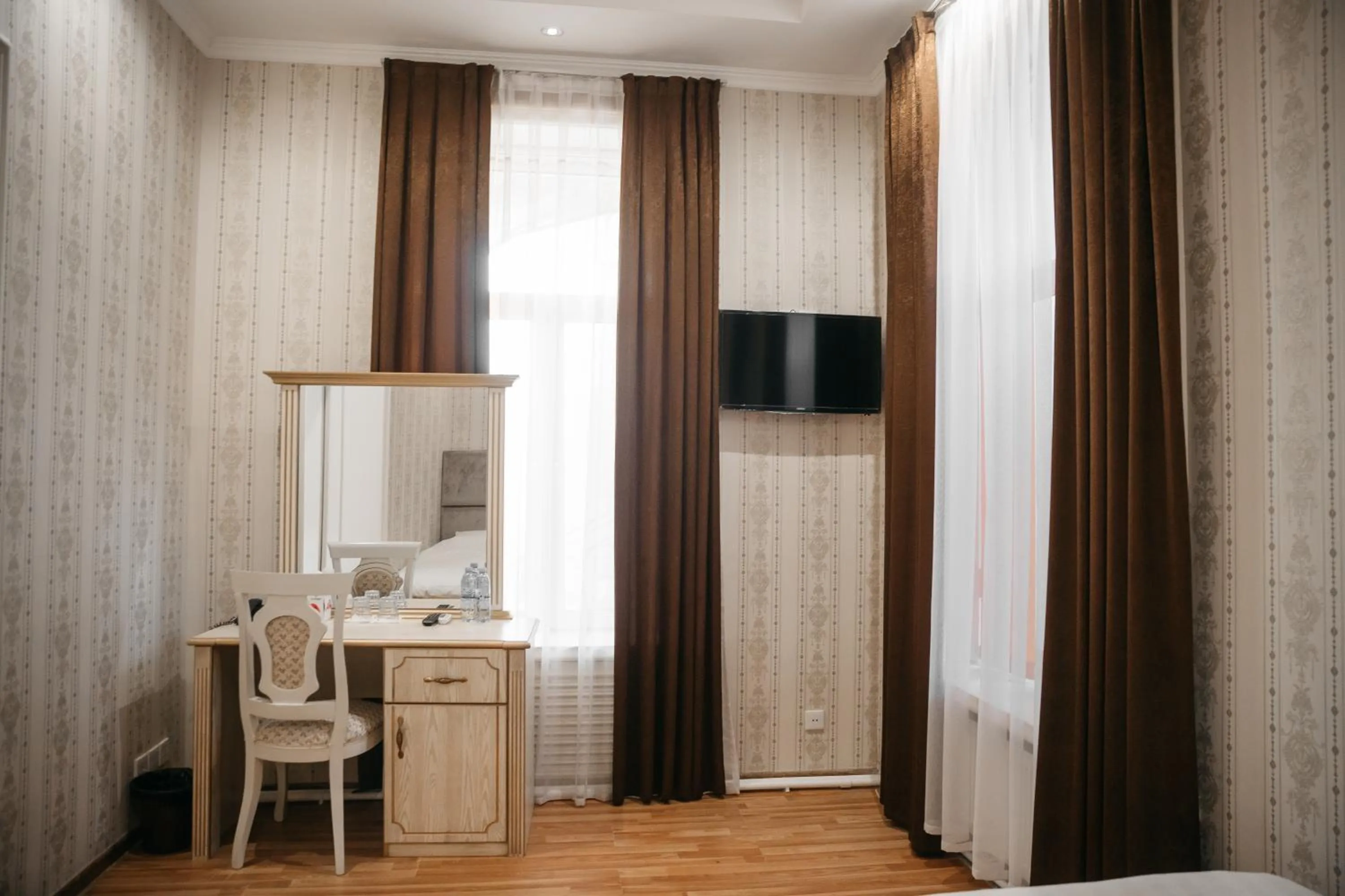 Communal lounge/ TV room in Shahlo Hotel