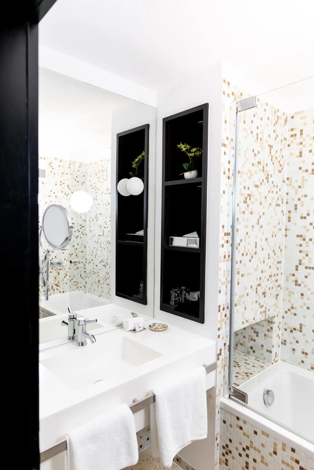 Bathroom in Luxstay Karben - Self-Check-In