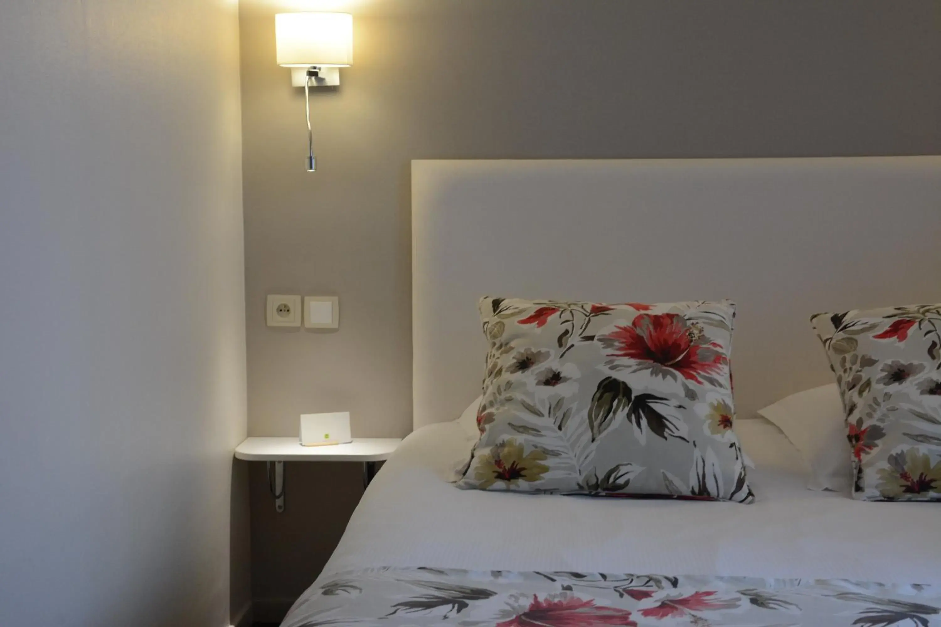 Decorative detail, Bed in Logis Hôtel du Centre - Halte idéale en cyclotourisme avec garage à vélos clos Decorative detail, Bed in Logis Hôtel du Centre - Halte idéale en cyclotourisme avec garage à vélos clos