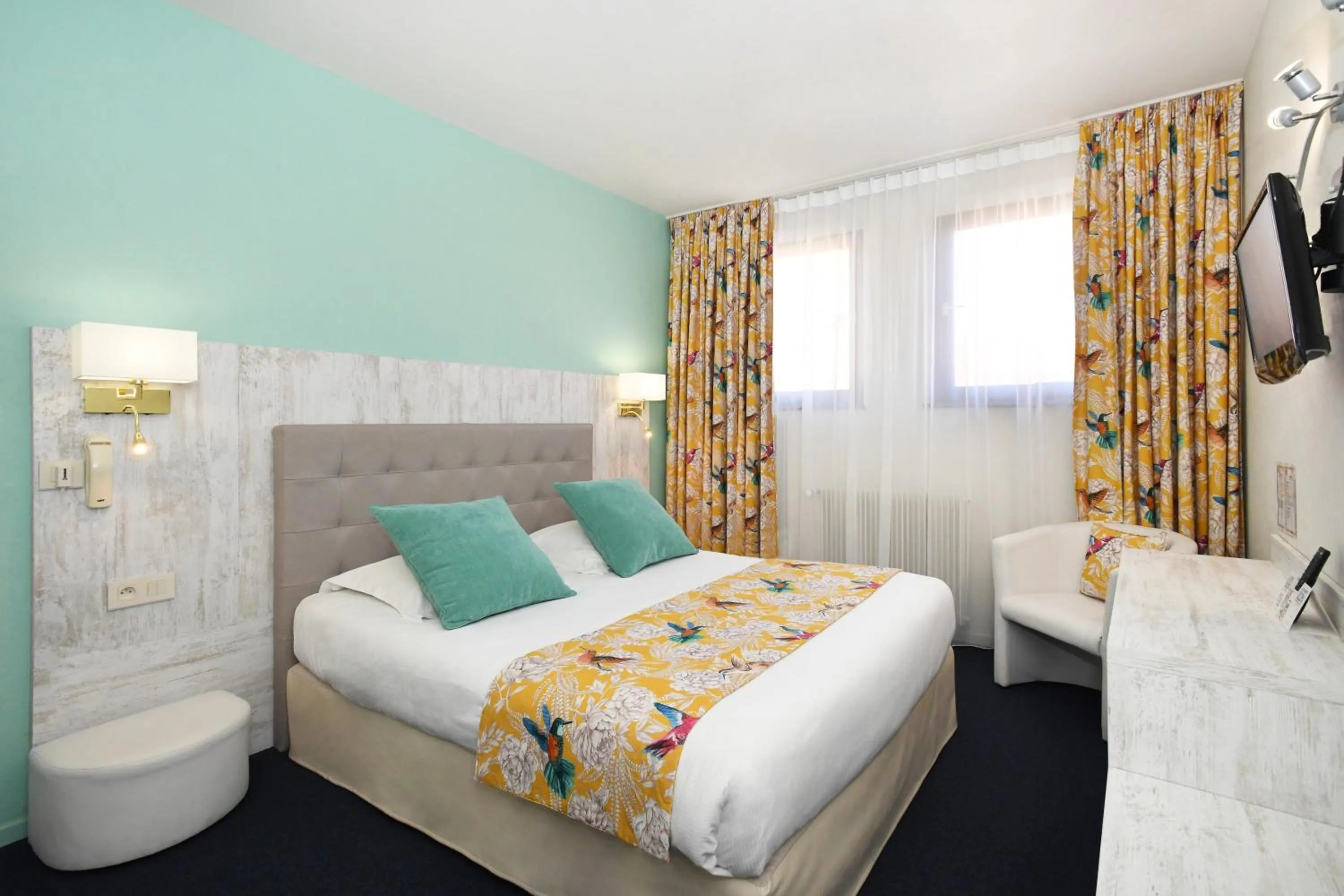 Photo of the whole room, Bed in Logis Hôtel du Centre - Halte idéale en cyclotourisme avec garage à vélos clos