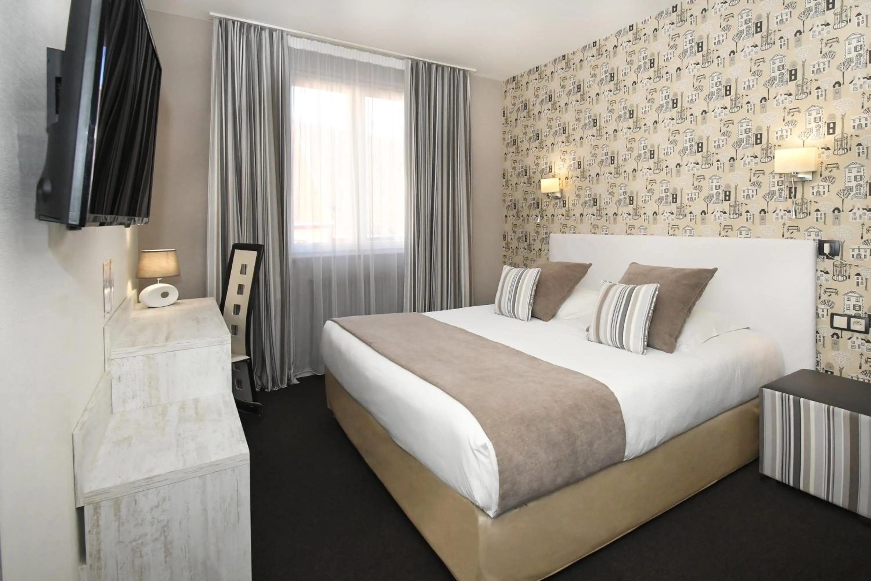 Photo of the whole room, Bed in Logis Hôtel du Centre - Halte idéale en cyclotourisme avec garage à vélos clos