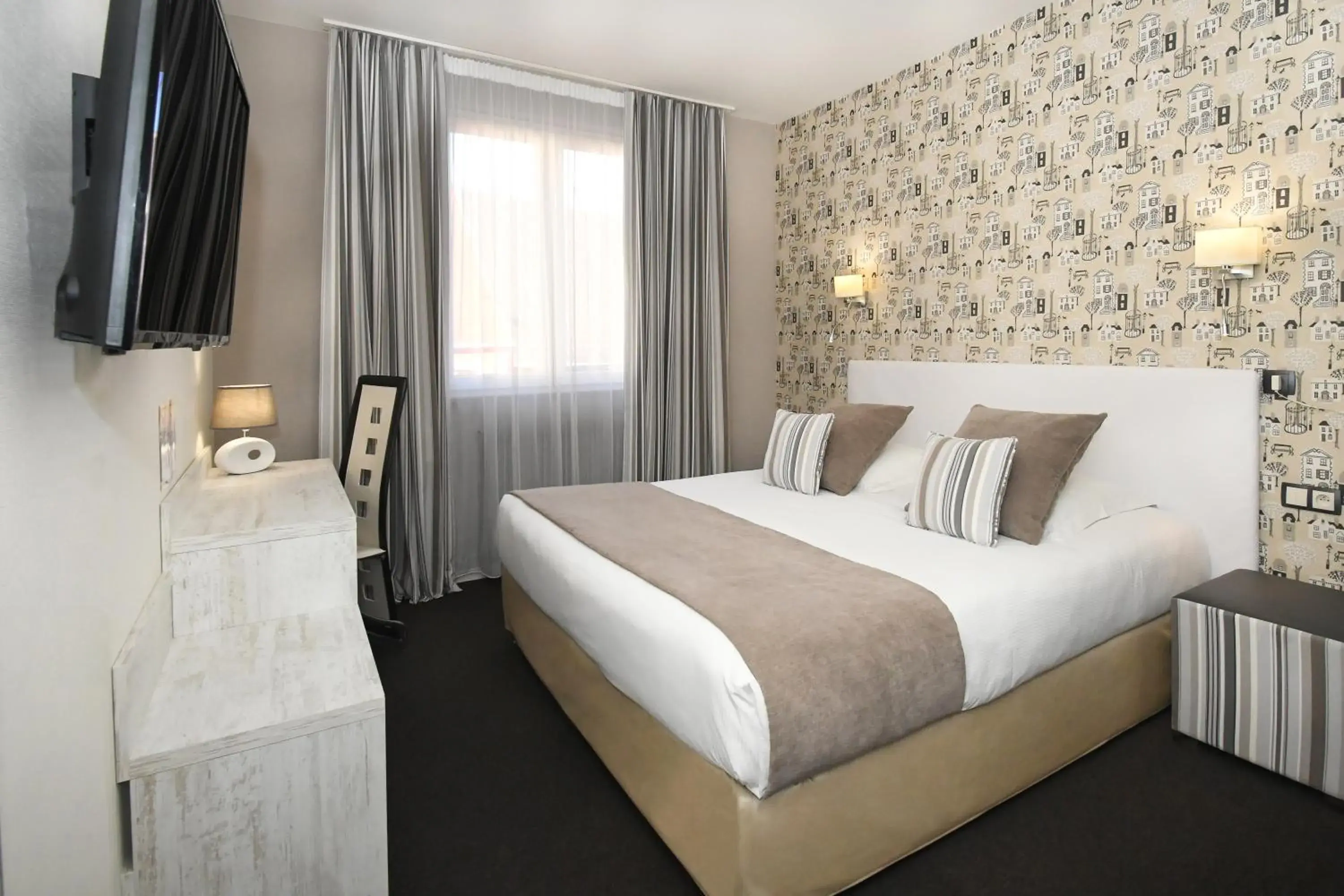 Photo of the whole room, Bed in Logis Hôtel du Centre - Halte idéale en cyclotourisme avec garage à vélos clos Photo of the whole room, Bed in Logis Hôtel du Centre - Halte idéale en cyclotourisme avec garage à vélos clos