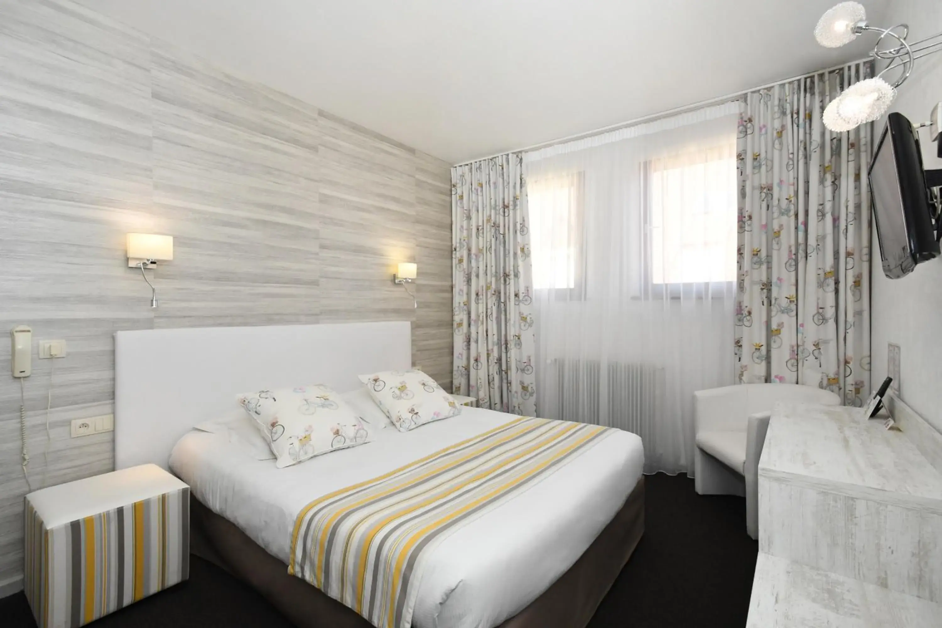 Photo of the whole room, Bed in Logis Hôtel du Centre - Halte idéale en cyclotourisme avec garage à vélos clos Photo of the whole room, Bed in Logis Hôtel du Centre - Halte idéale en cyclotourisme avec garage à vélos clos