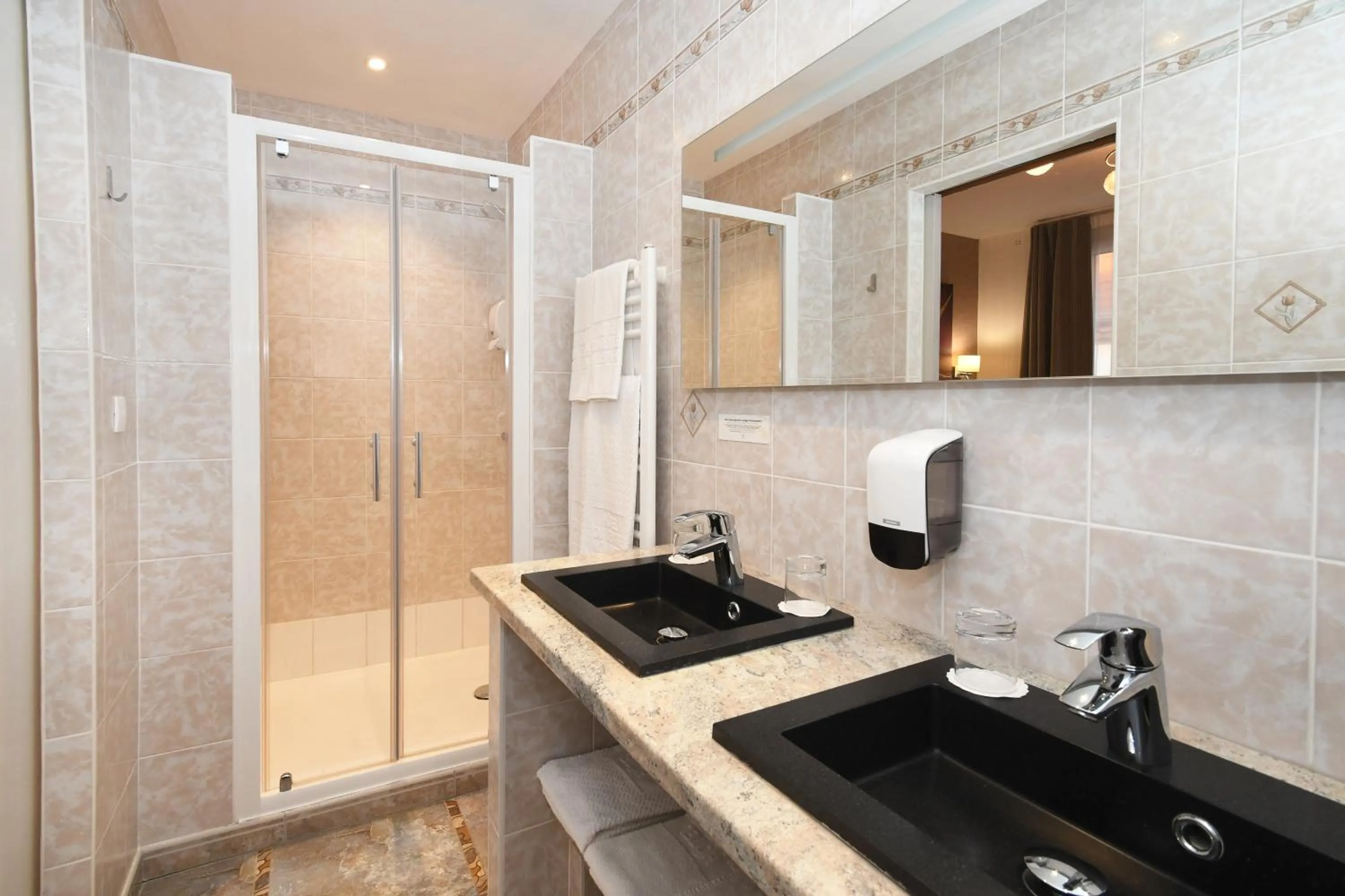 Bathroom in Logis Hôtel du Centre - Halte idéale en cyclotourisme avec garage à vélos clos