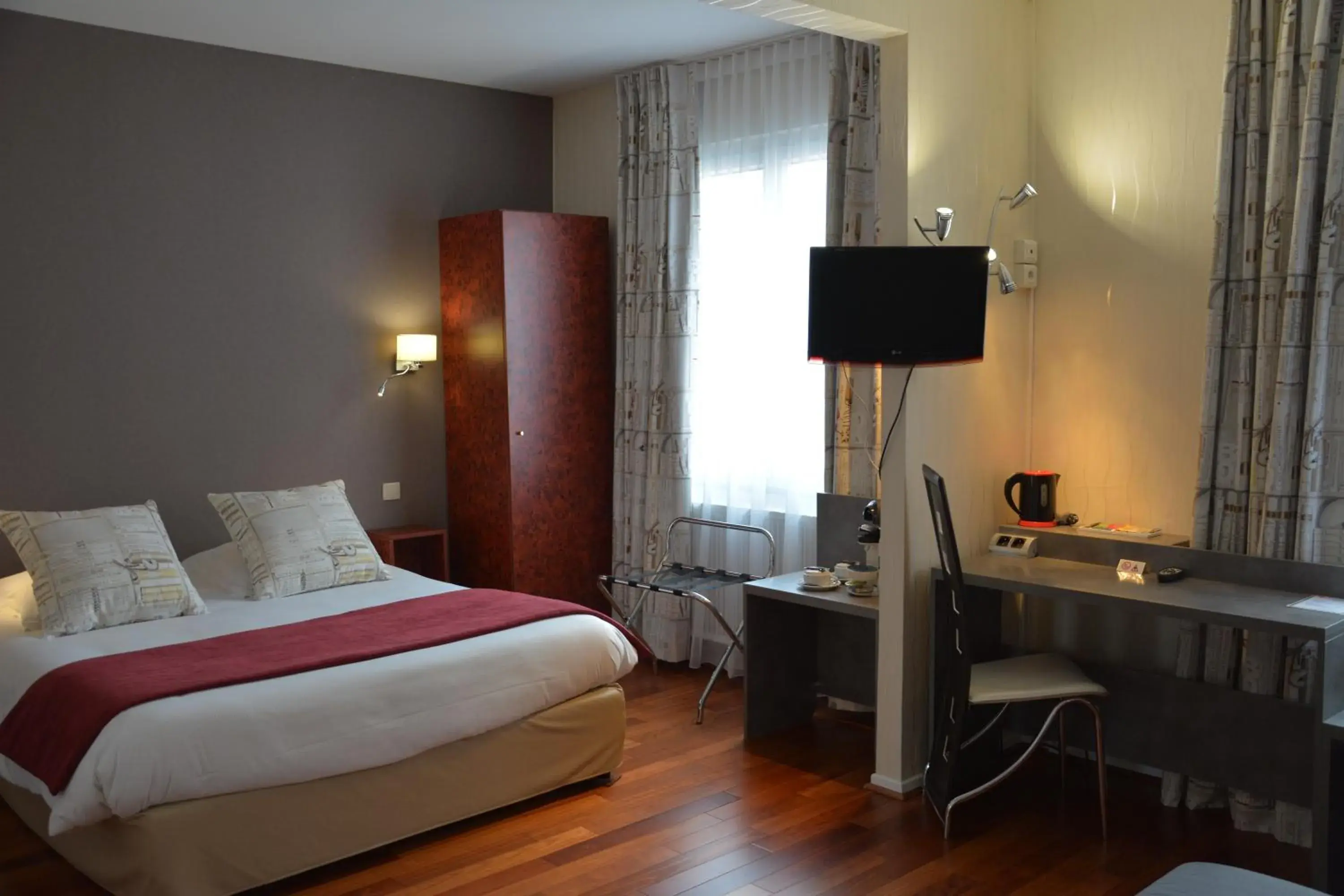 Photo of the whole room, Bed in Logis Hôtel du Centre - Halte idéale en cyclotourisme avec garage à vélos clos Photo of the whole room, Bed in Logis Hôtel du Centre - Halte idéale en cyclotourisme avec garage à vélos clos