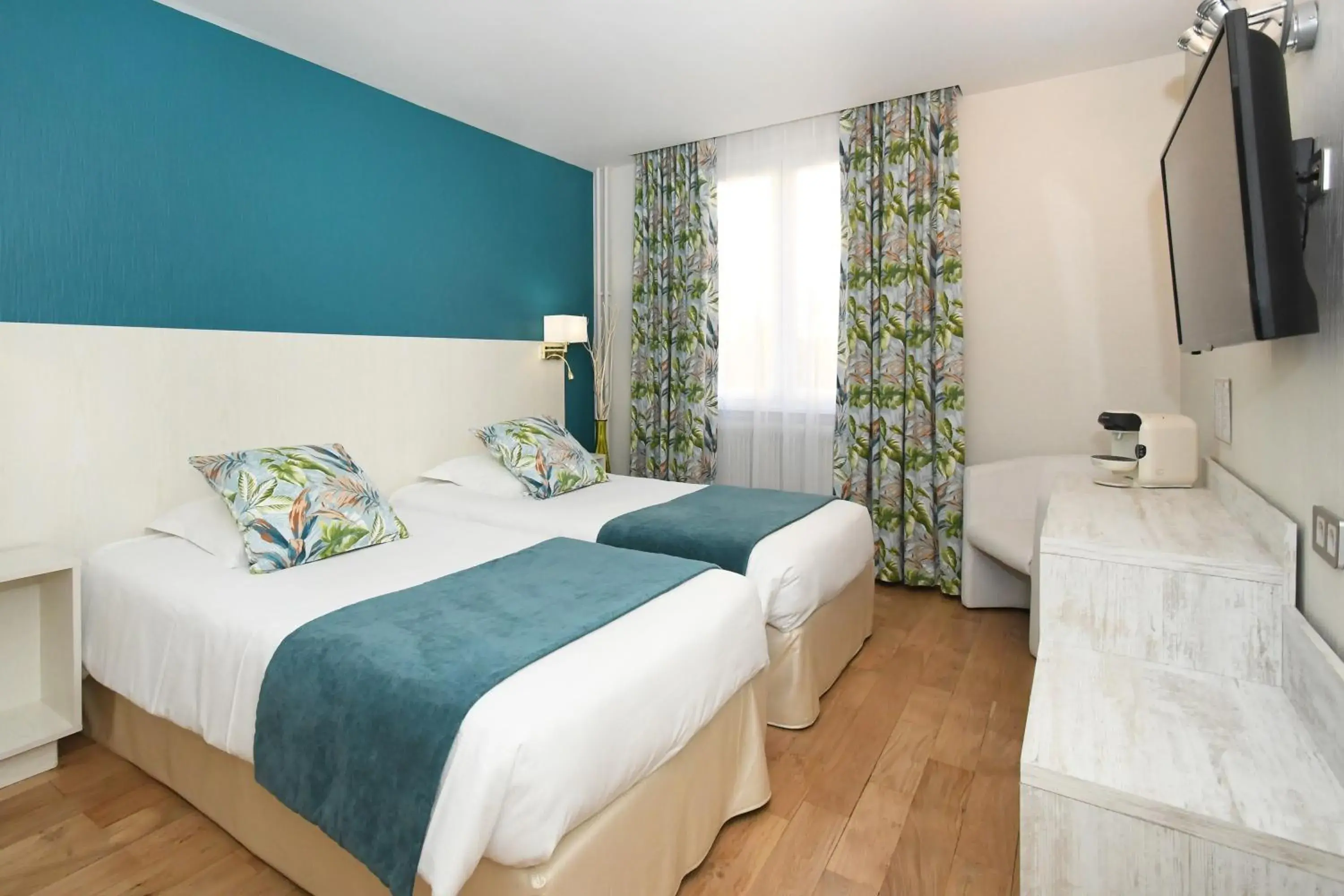 Photo of the whole room, Bed in Logis Hôtel du Centre - Halte idéale en cyclotourisme avec garage à vélos clos Photo of the whole room, Bed in Logis Hôtel du Centre - Halte idéale en cyclotourisme avec garage à vélos clos