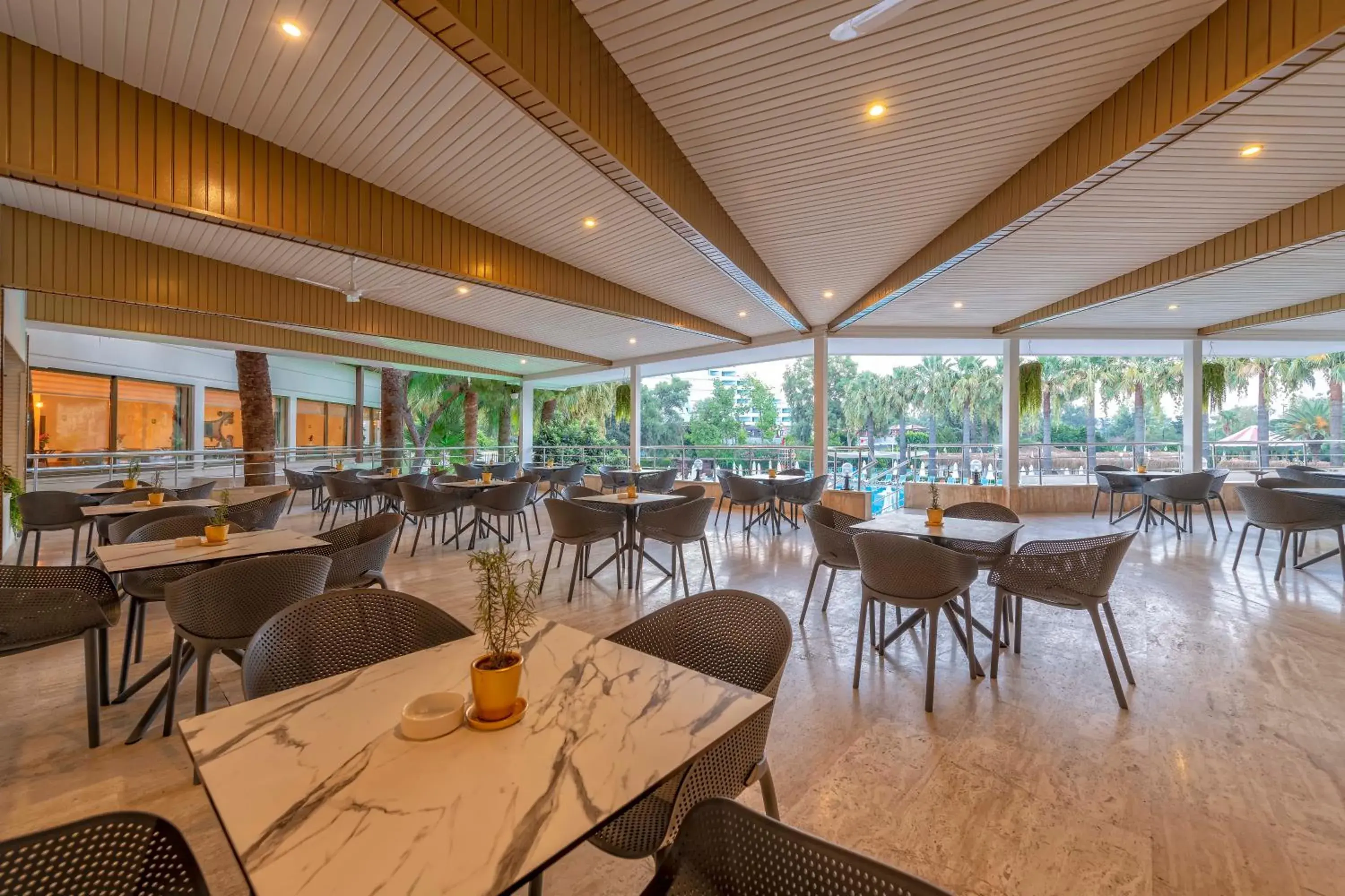 Patio, Restaurant/Places to Eat in Armas Hotel Saray Regency