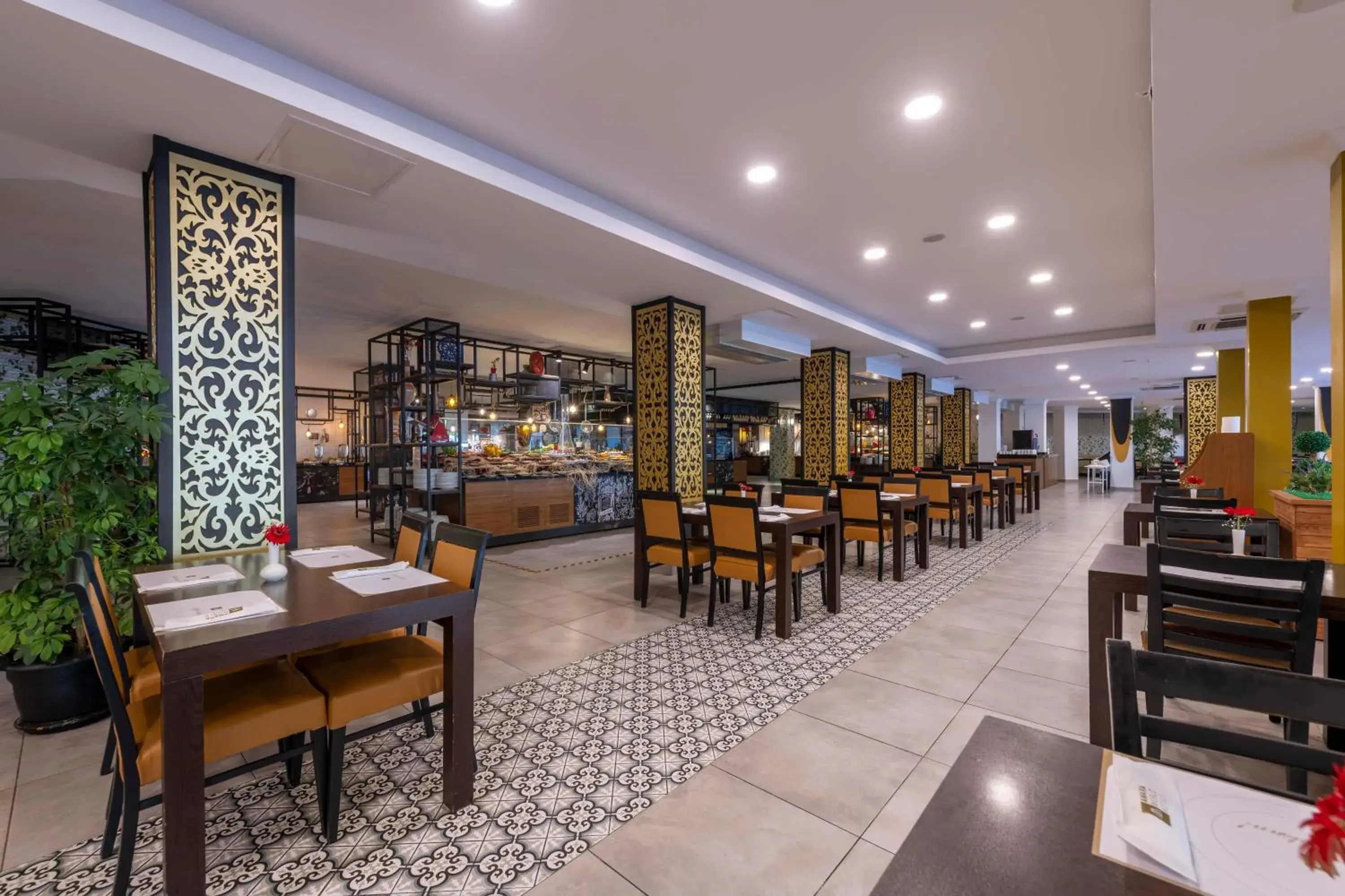 Restaurant/Places to Eat in Armas Hotel Saray Regency