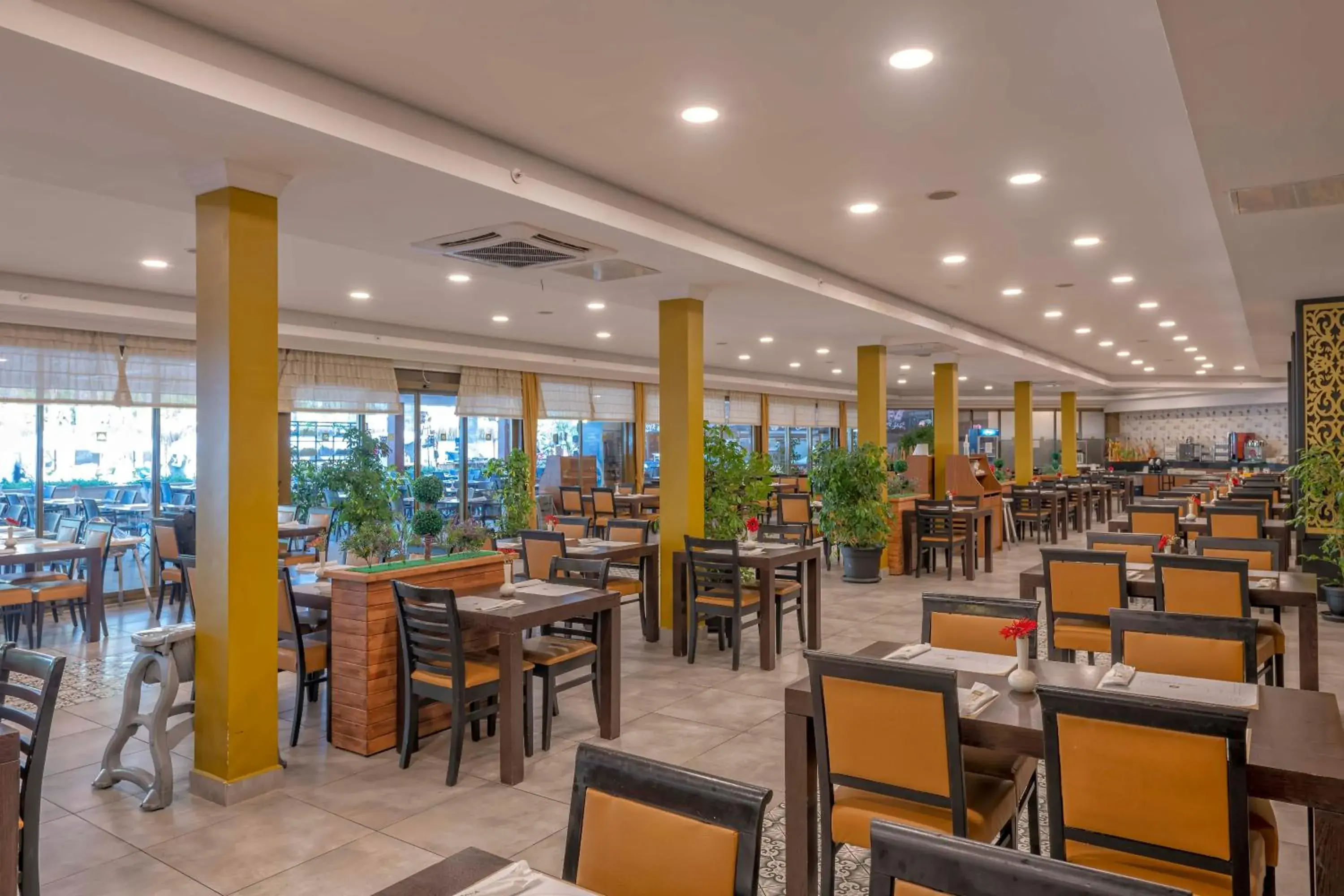 Restaurant/Places to Eat in Armas Hotel Saray Regency