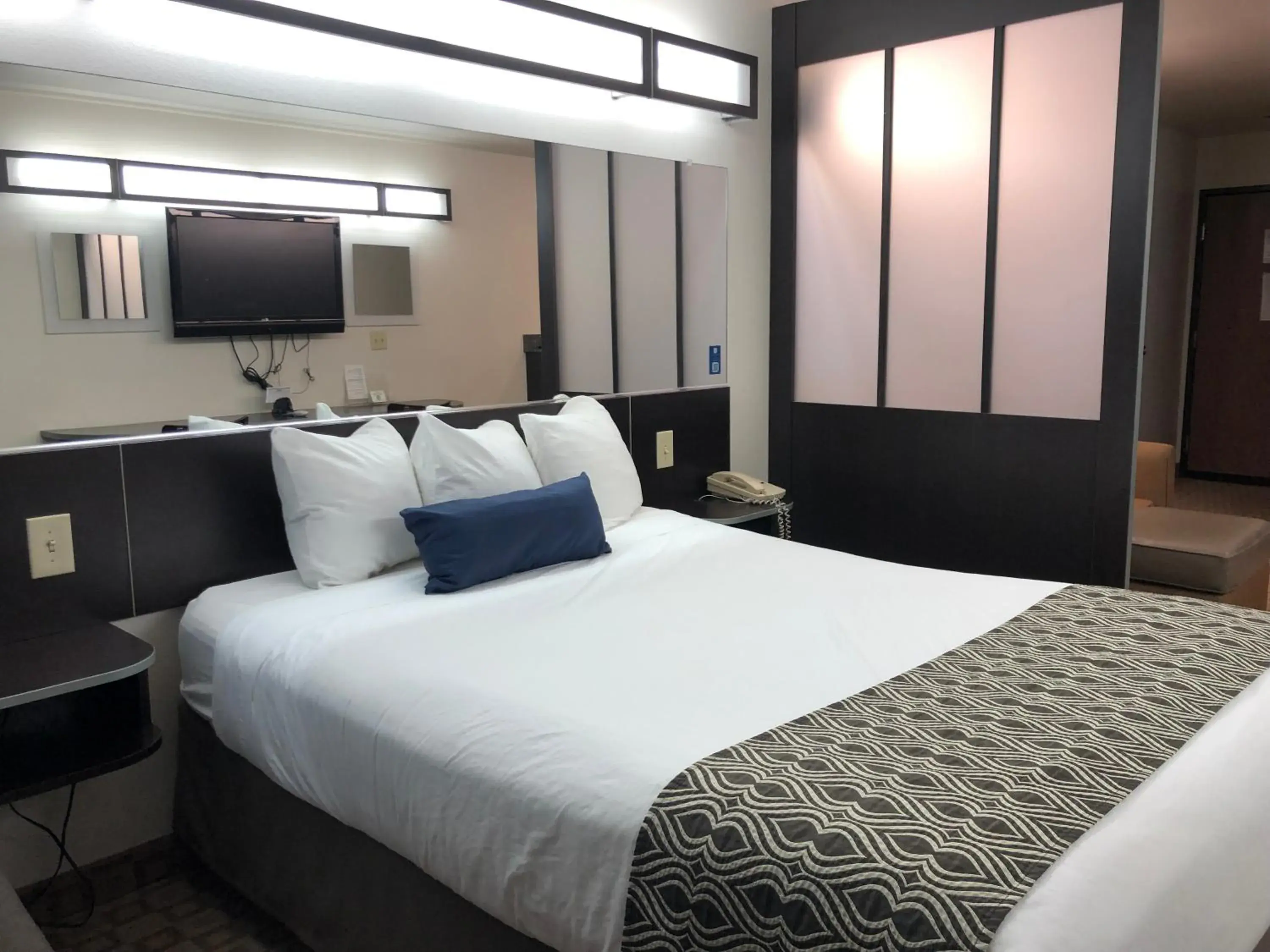 Queen Room - Disability Access - Non-Smoking in Microtel Inn & Suites by Wyndham Klamath Falls Queen Room - Disability Access - Non-Smoking in Microtel Inn & Suites by Wyndham Klamath Falls