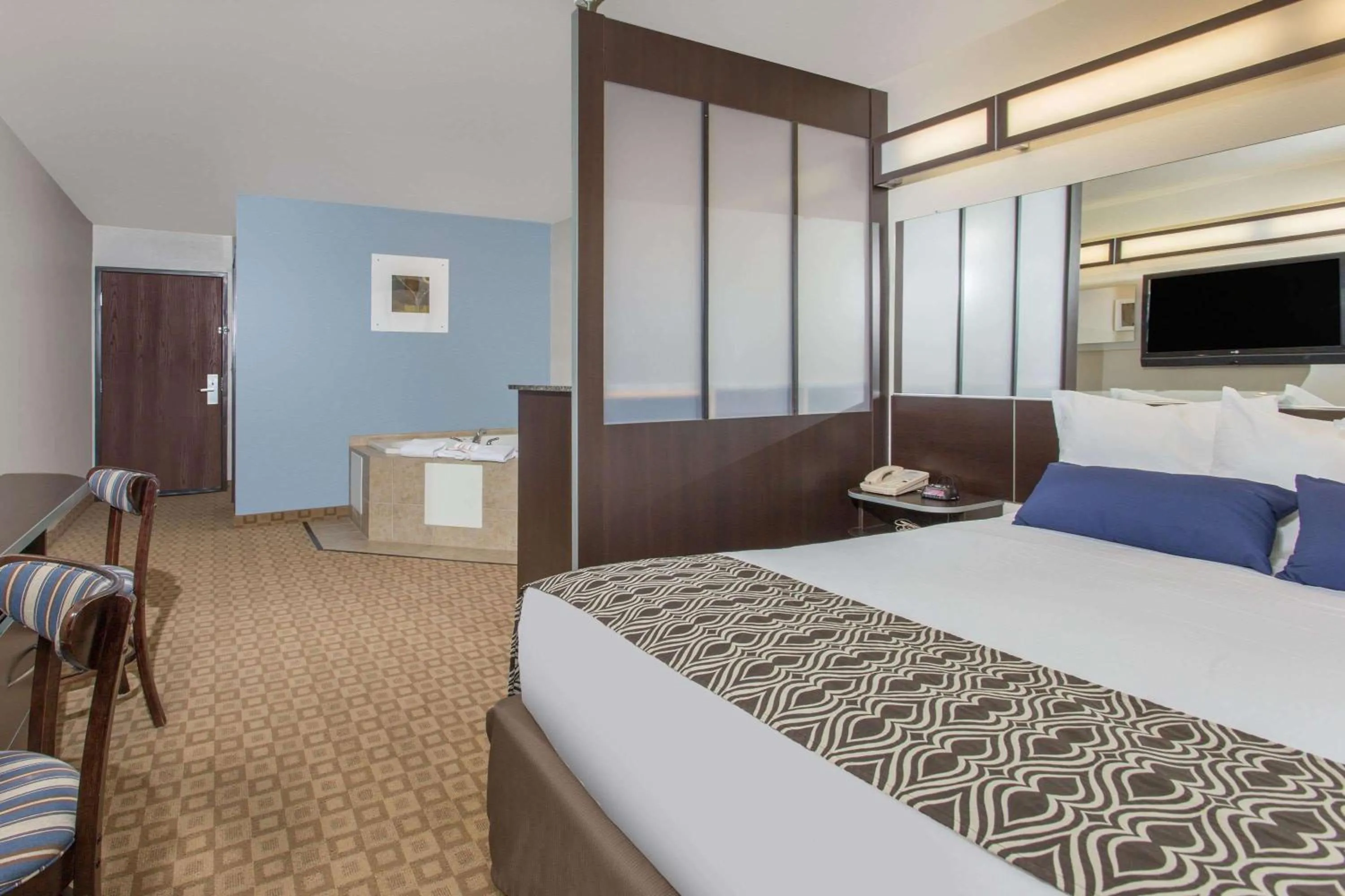 Photo of the whole room, Bed in Microtel Inn & Suites by Wyndham Klamath Falls